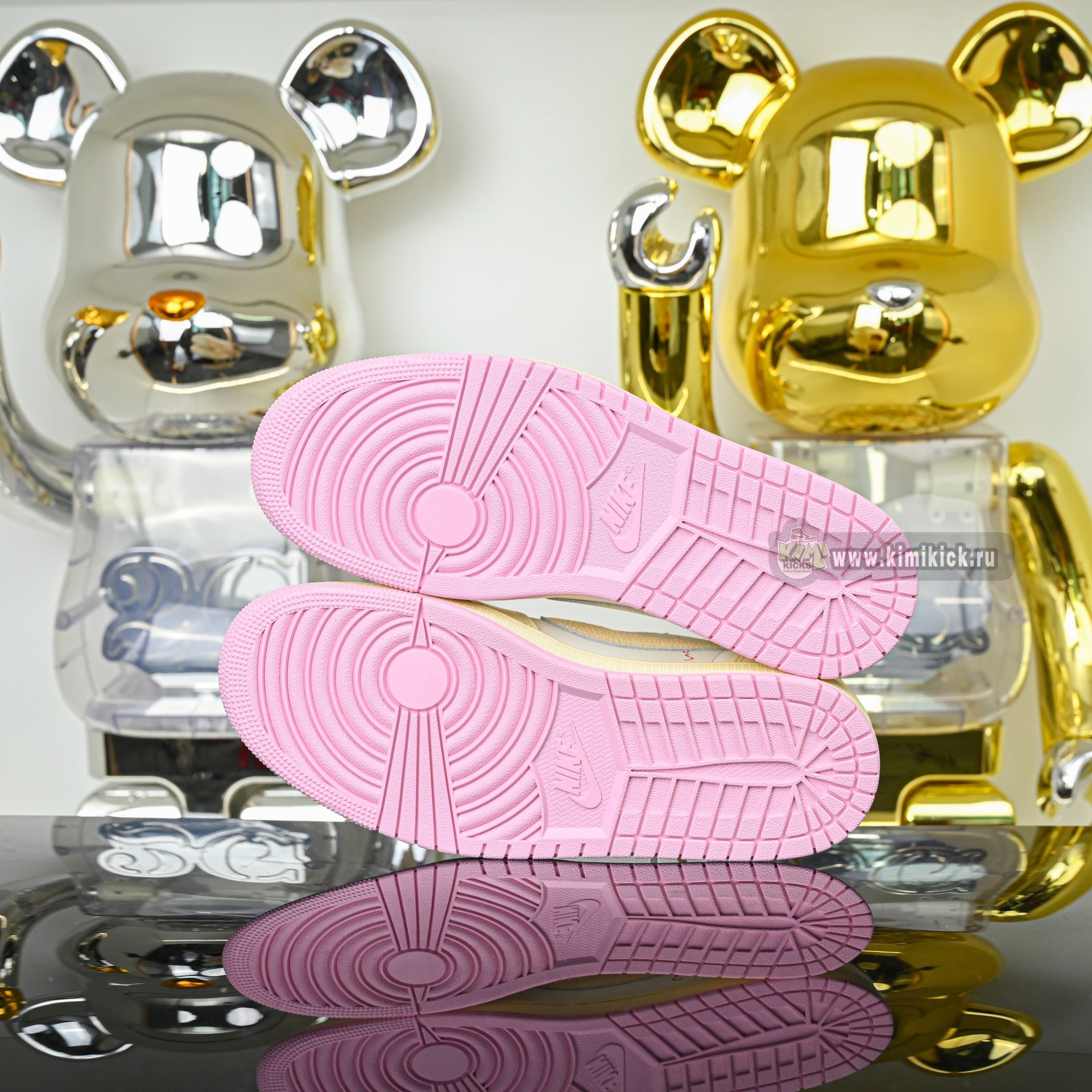 Travis Scott x  Air Jordan 1 Low OG IQ7604-100