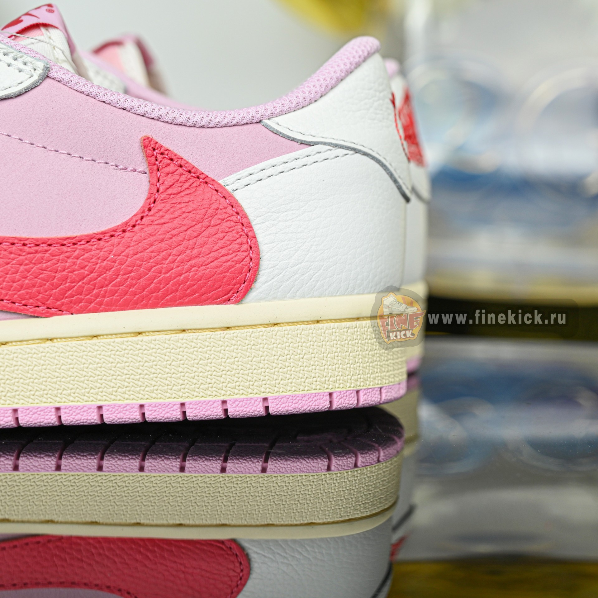 Travis Scott x  Air Jordan 1 Low OG IQ7604-101