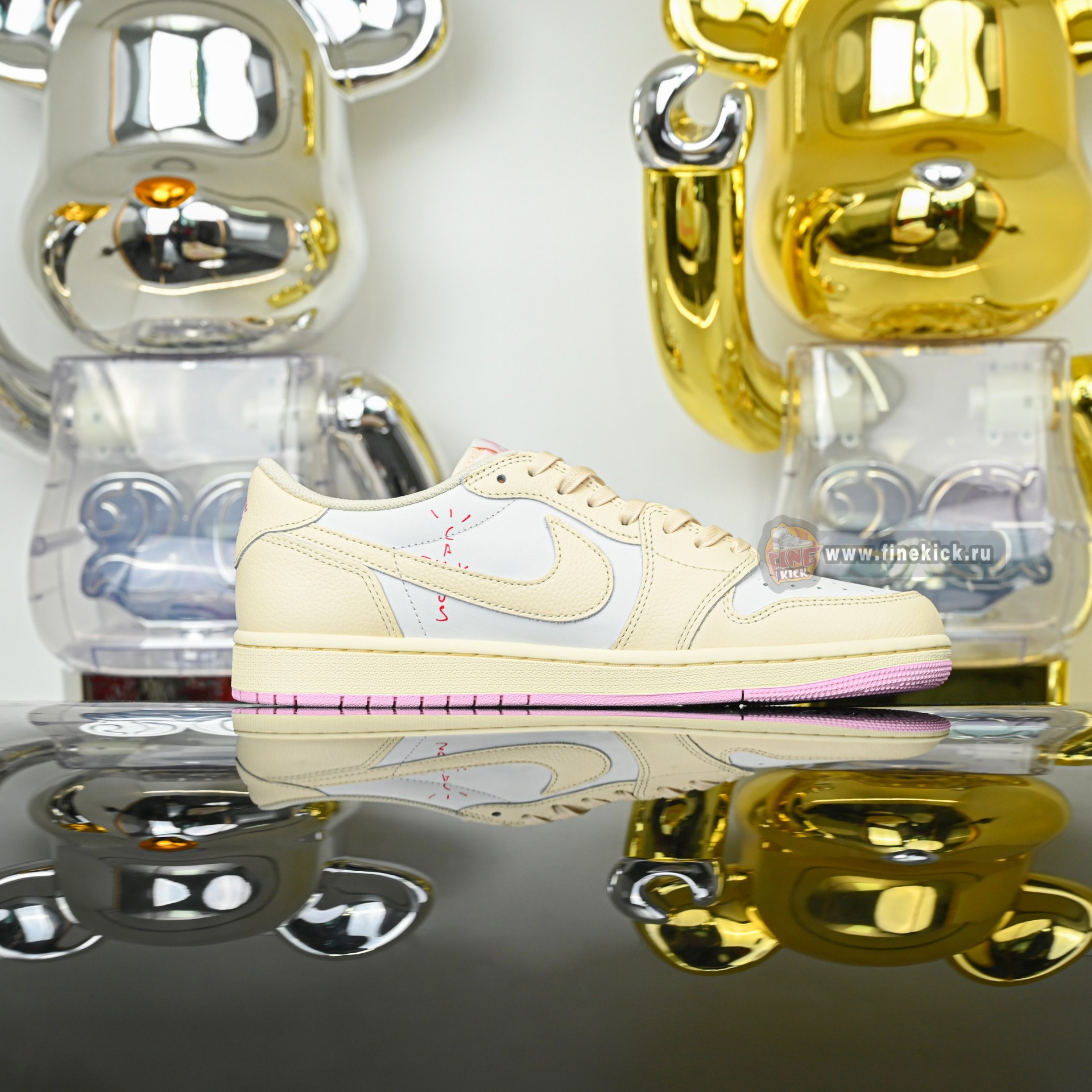 Travis Scott x  Air Jordan 1 Low OG IQ7604-100