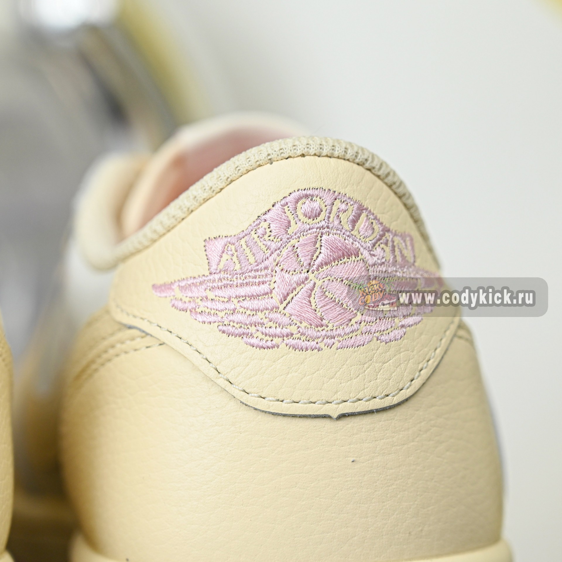 Travis Scott x  Air Jordan 1 Low OG IQ7604-100