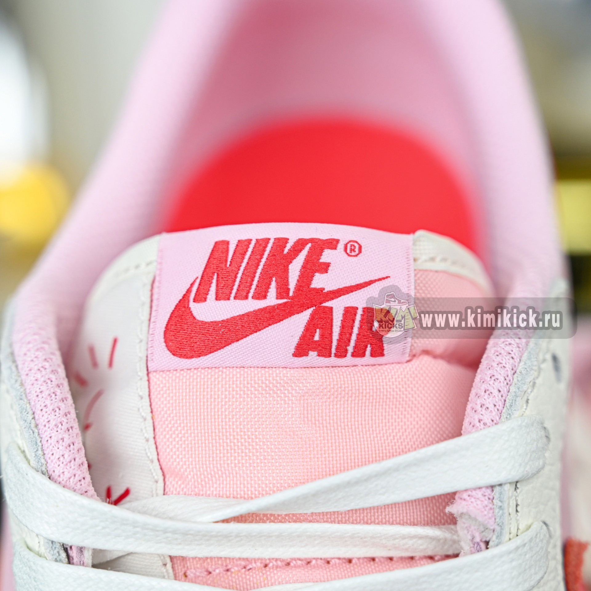 Travis Scott x  Air Jordan 1 Low OG IQ7604-101