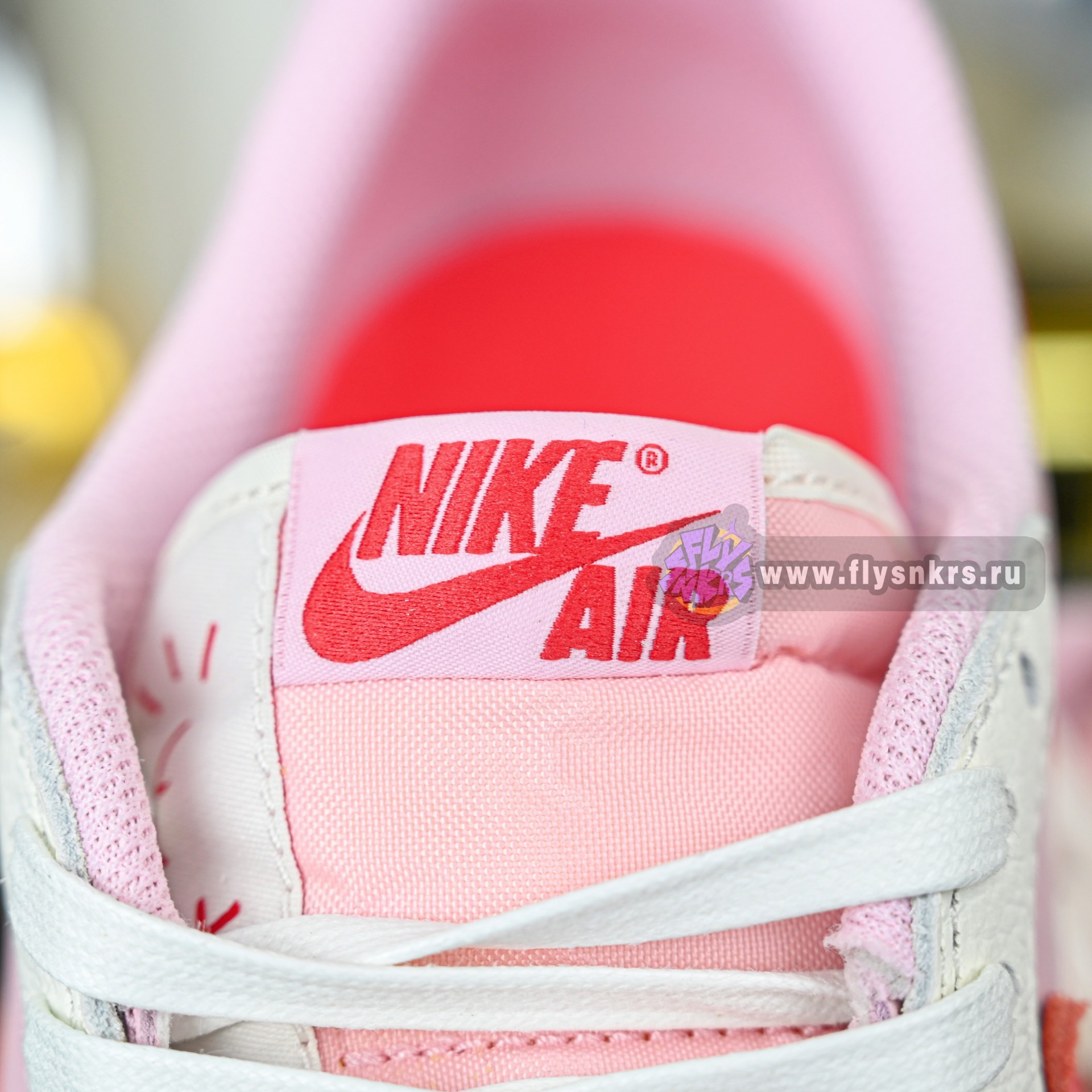 Travis Scott x  Air Jordan 1 Low OG IQ7604-101