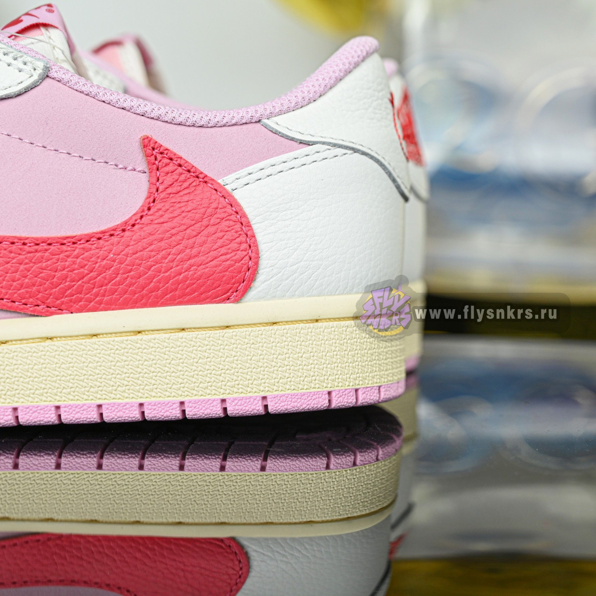 Travis Scott x  Air Jordan 1 Low OG IQ7604-101