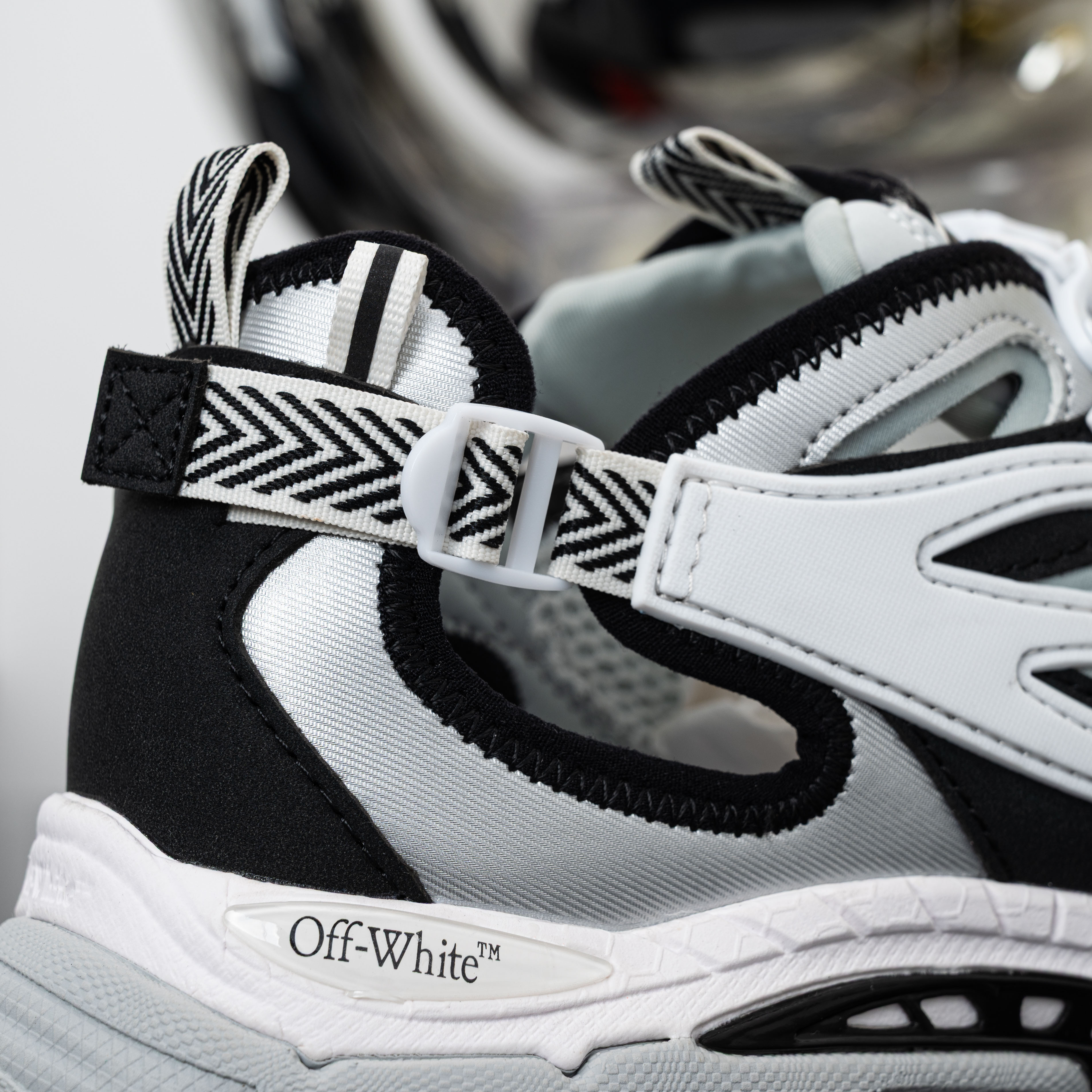 Off-White Be Right Back OMIA29SS26FAB0017210