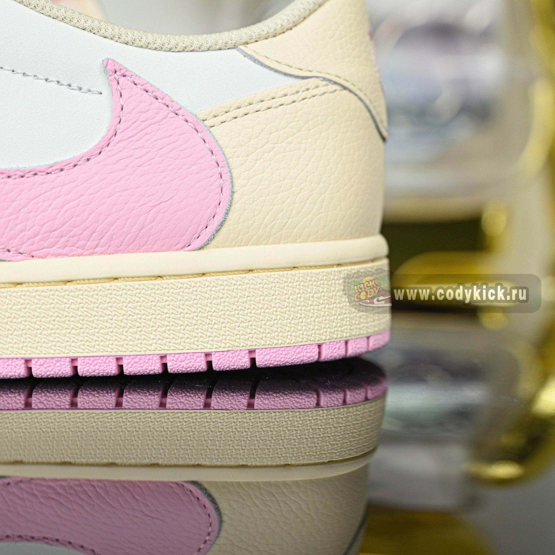 Travis Scott x  Air Jordan 1 Low OG IQ7604-100