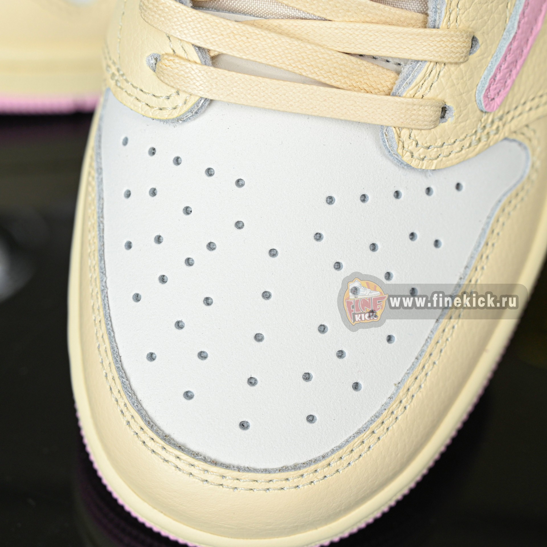 Travis Scott x  Air Jordan 1 Low OG IQ7604-100