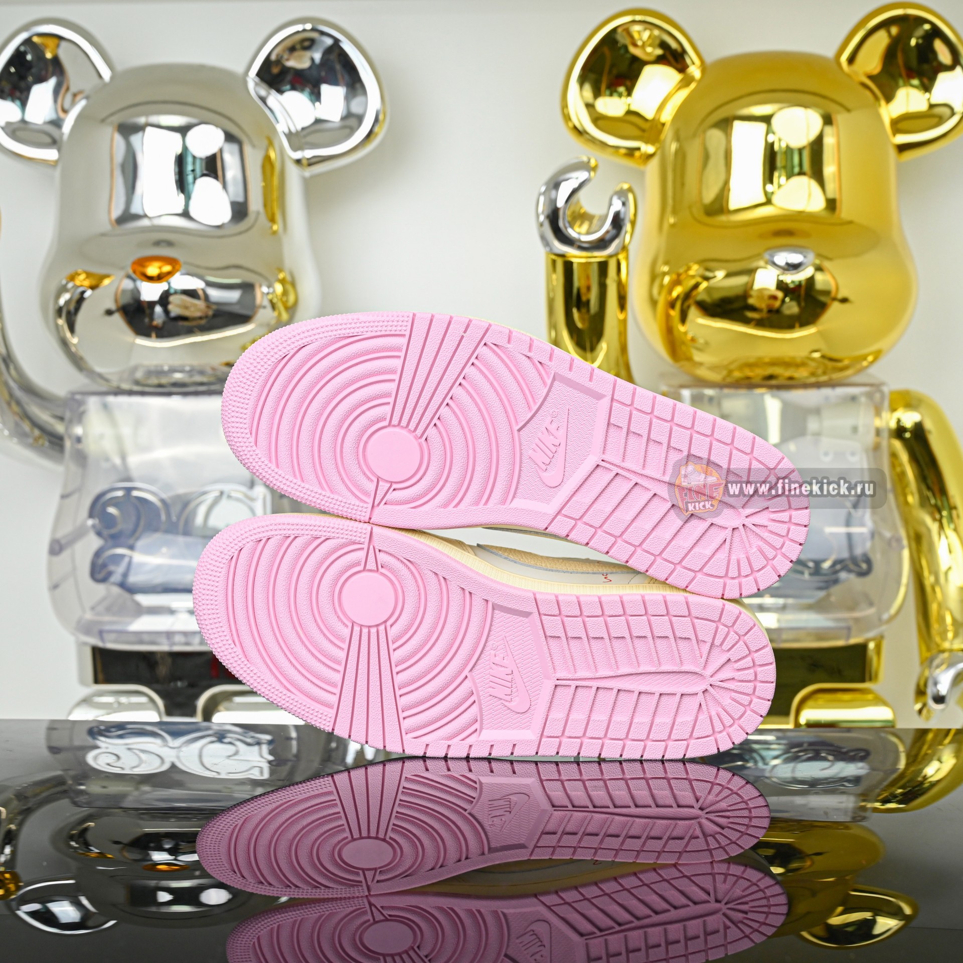 Travis Scott x  Air Jordan 1 Low OG IQ7604-100