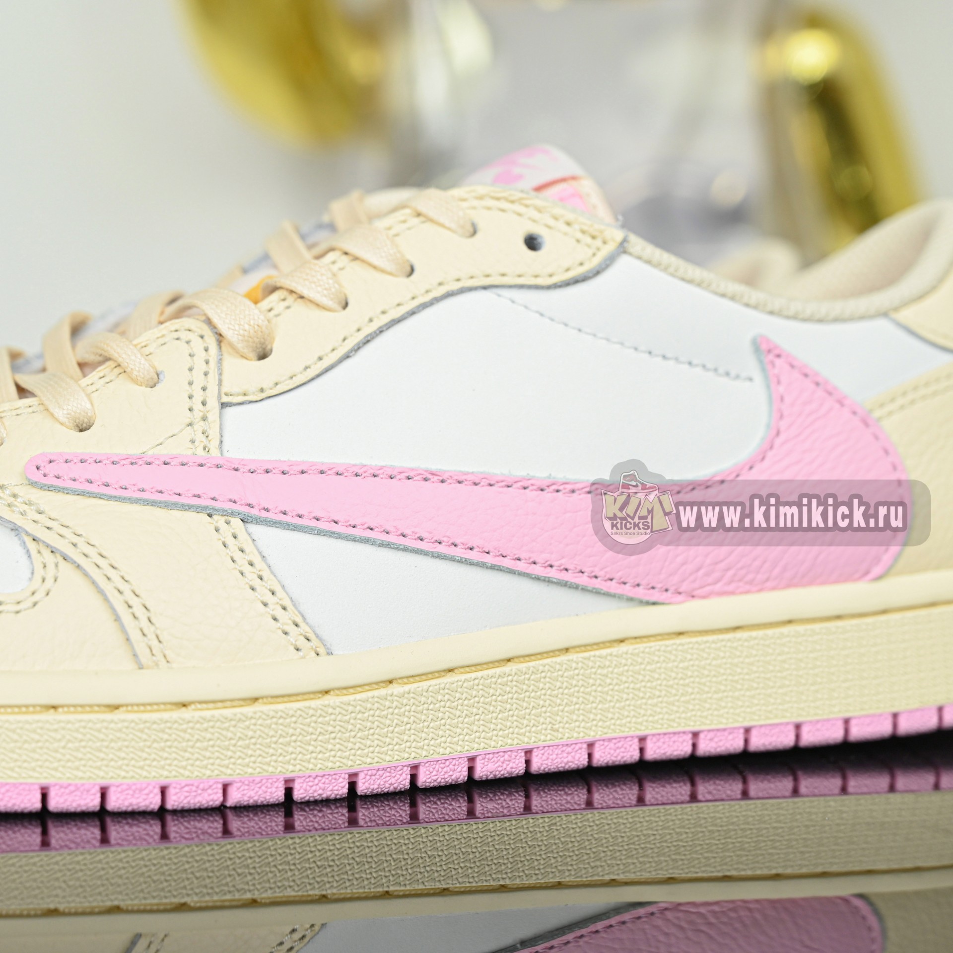 Travis Scott x  Air Jordan 1 Low OG IQ7604-100