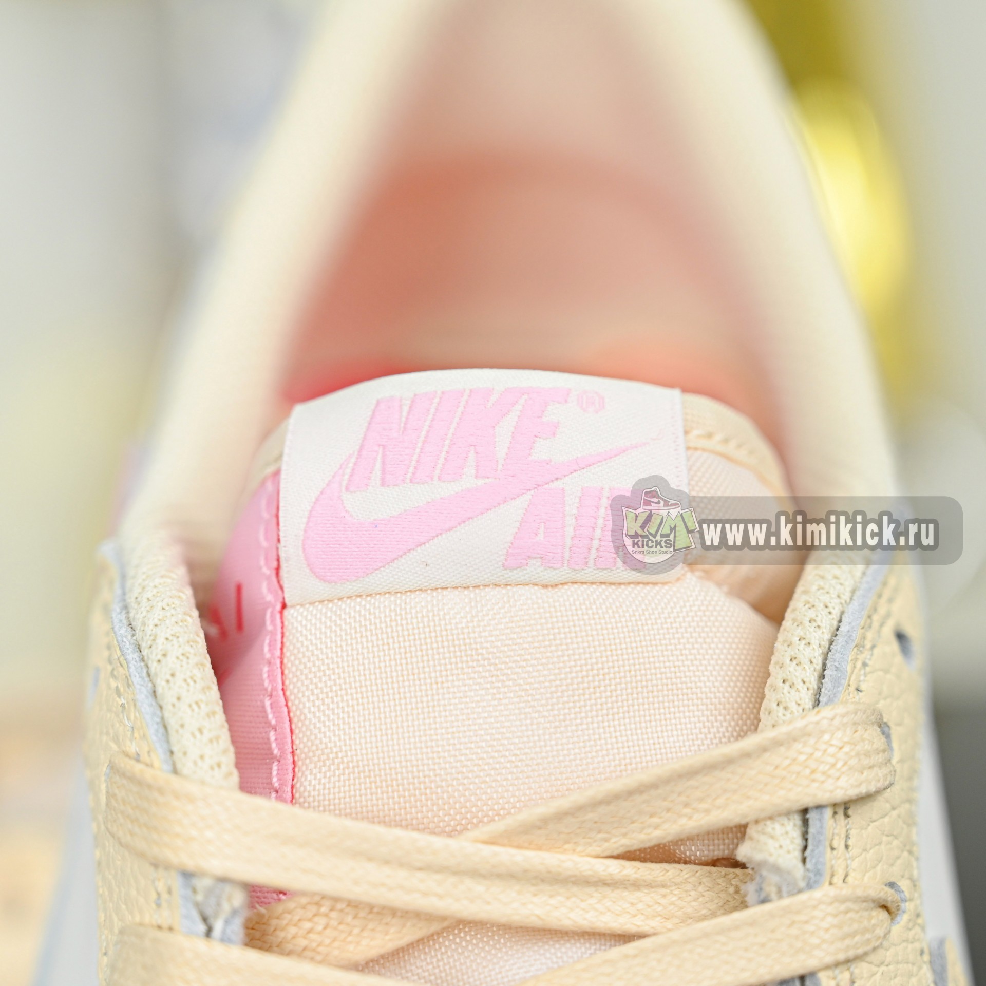 Travis Scott x  Air Jordan 1 Low OG IQ7604-100