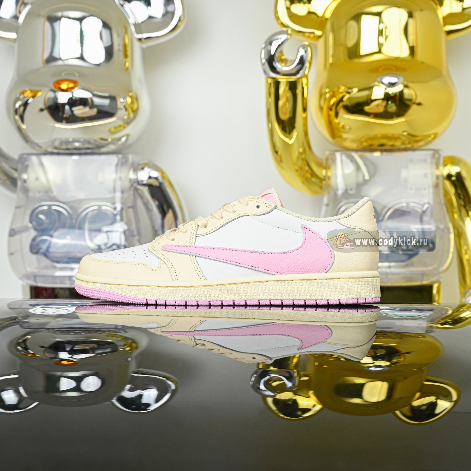 Travis Scott x  Air Jordan 1 Low OG IQ7604-100