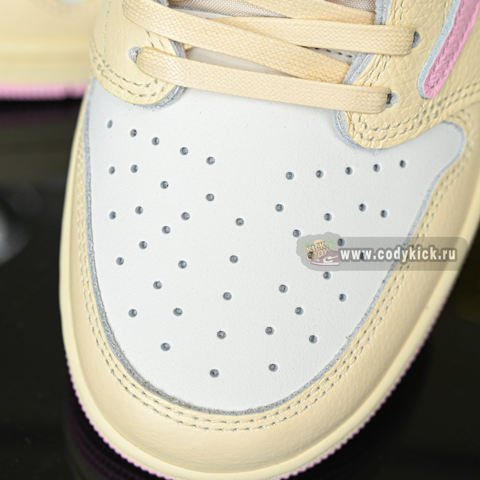 Travis Scott x  Air Jordan 1 Low OG IQ7604-100