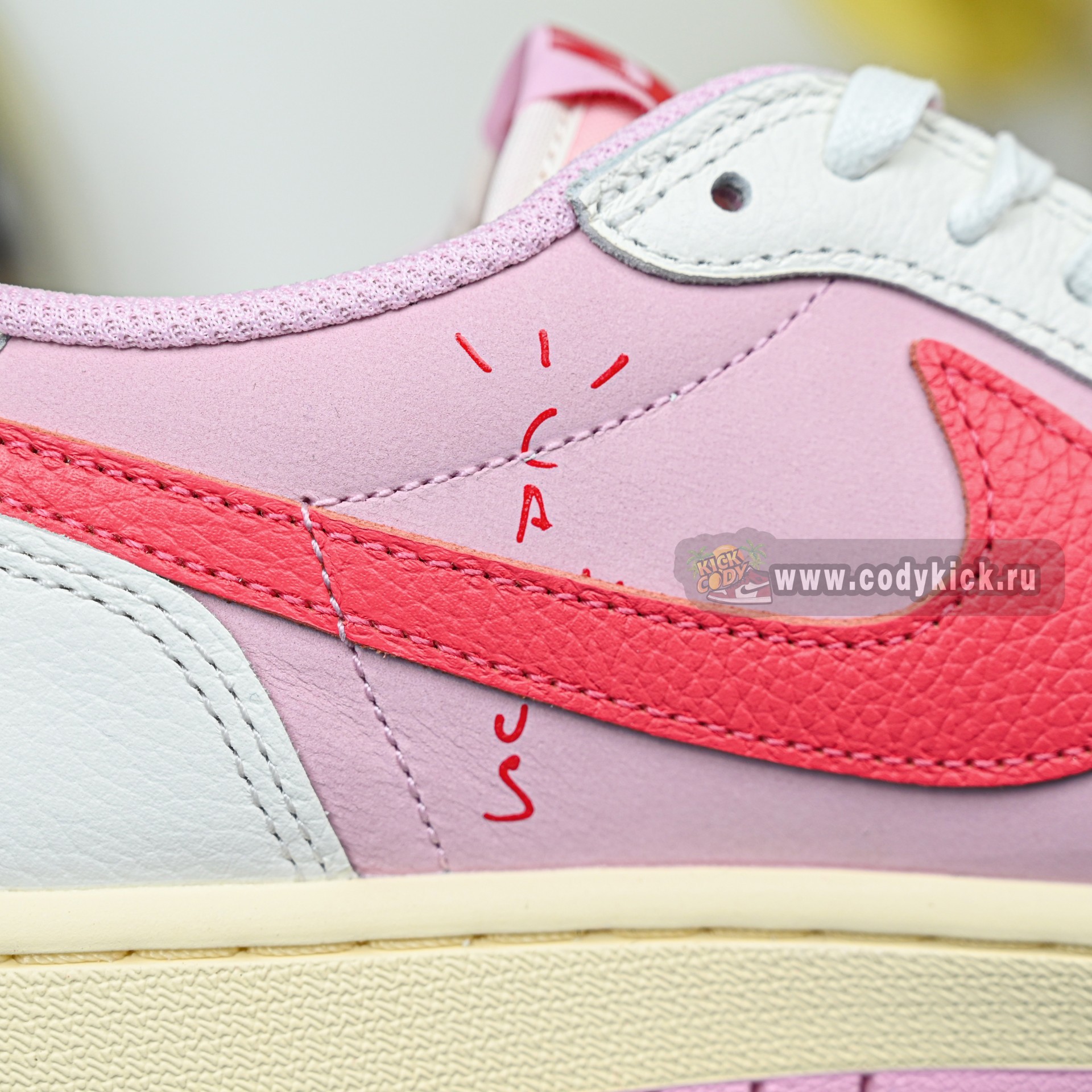 Travis Scott x  Air Jordan 1 Low OG IQ7604-101