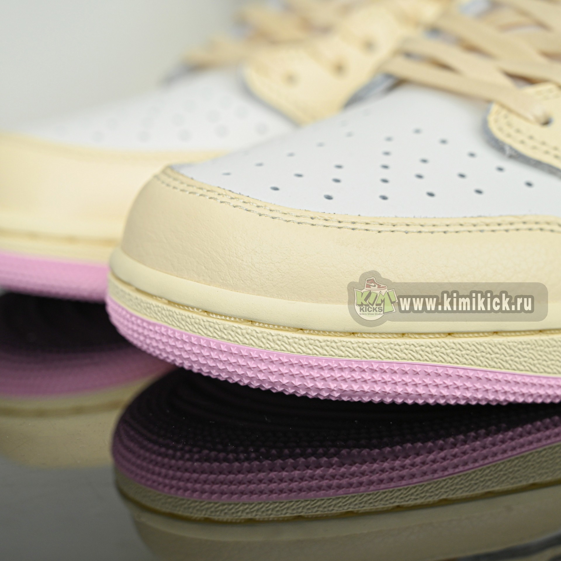 Travis Scott x  Air Jordan 1 Low OG IQ7604-100