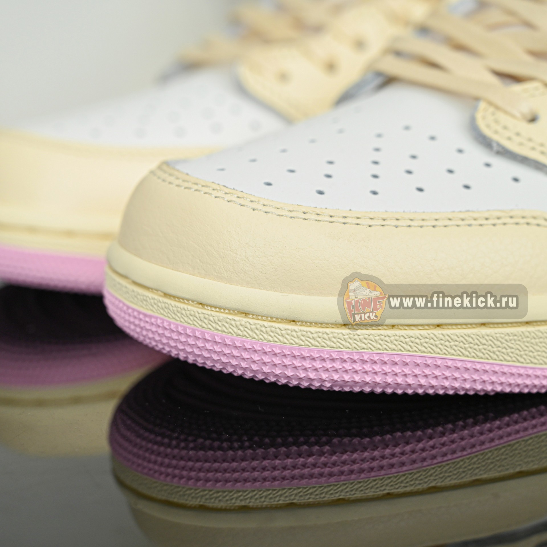 Travis Scott x  Air Jordan 1 Low OG IQ7604-100