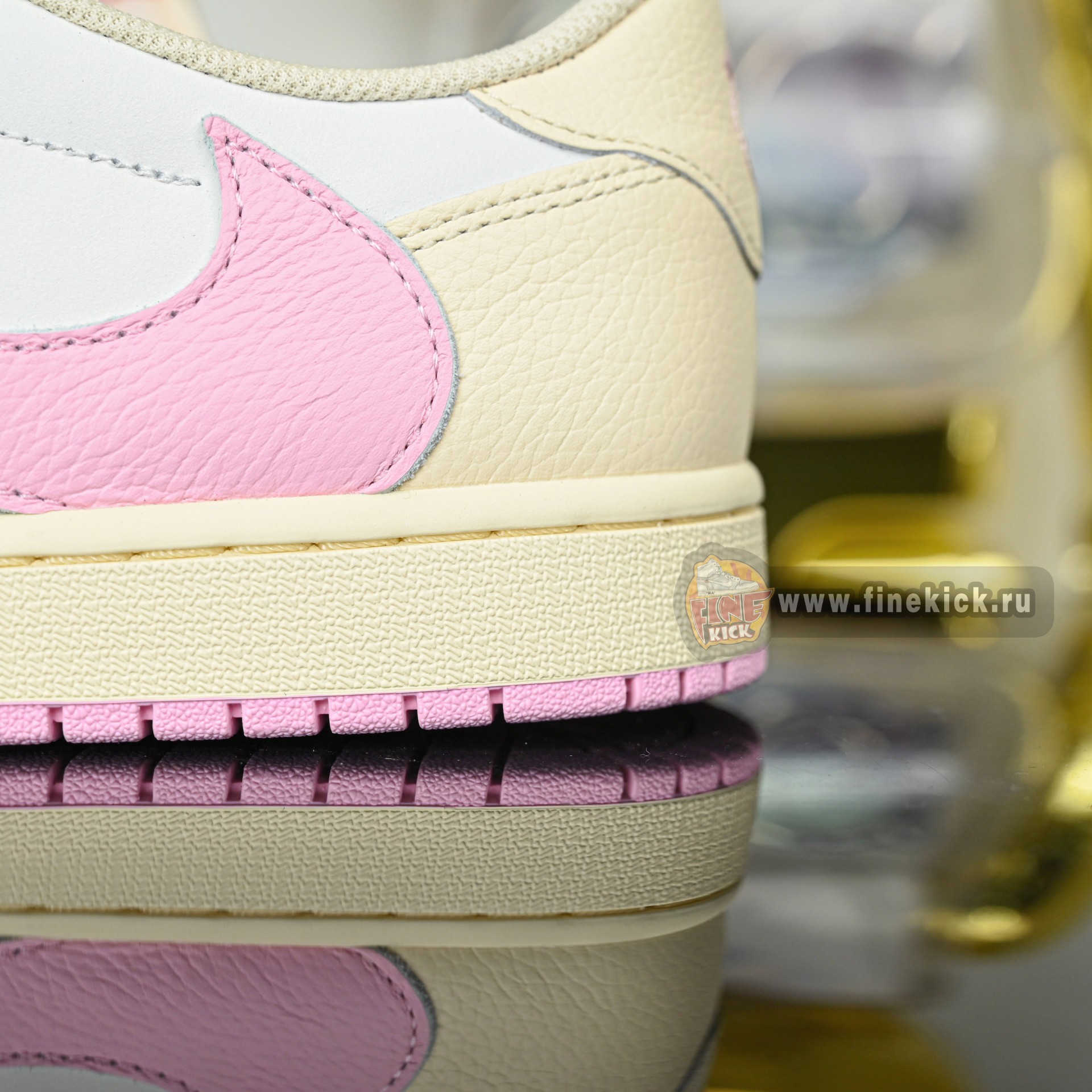 Travis Scott x  Air Jordan 1 Low OG IQ7604-100