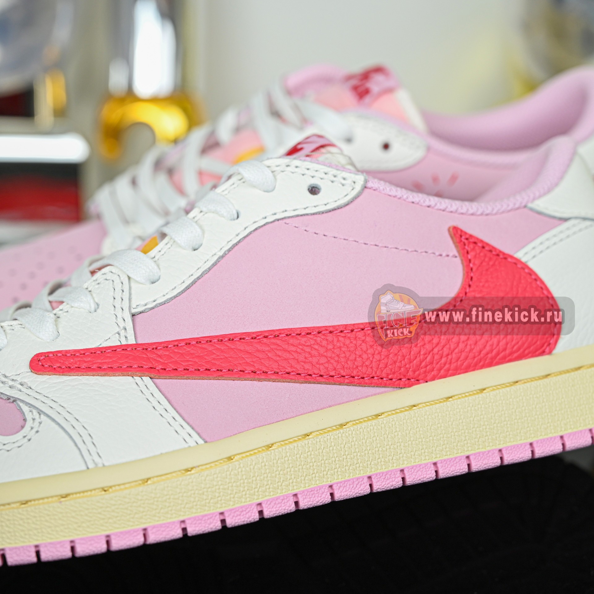 Travis Scott x  Air Jordan 1 Low OG IQ7604-101