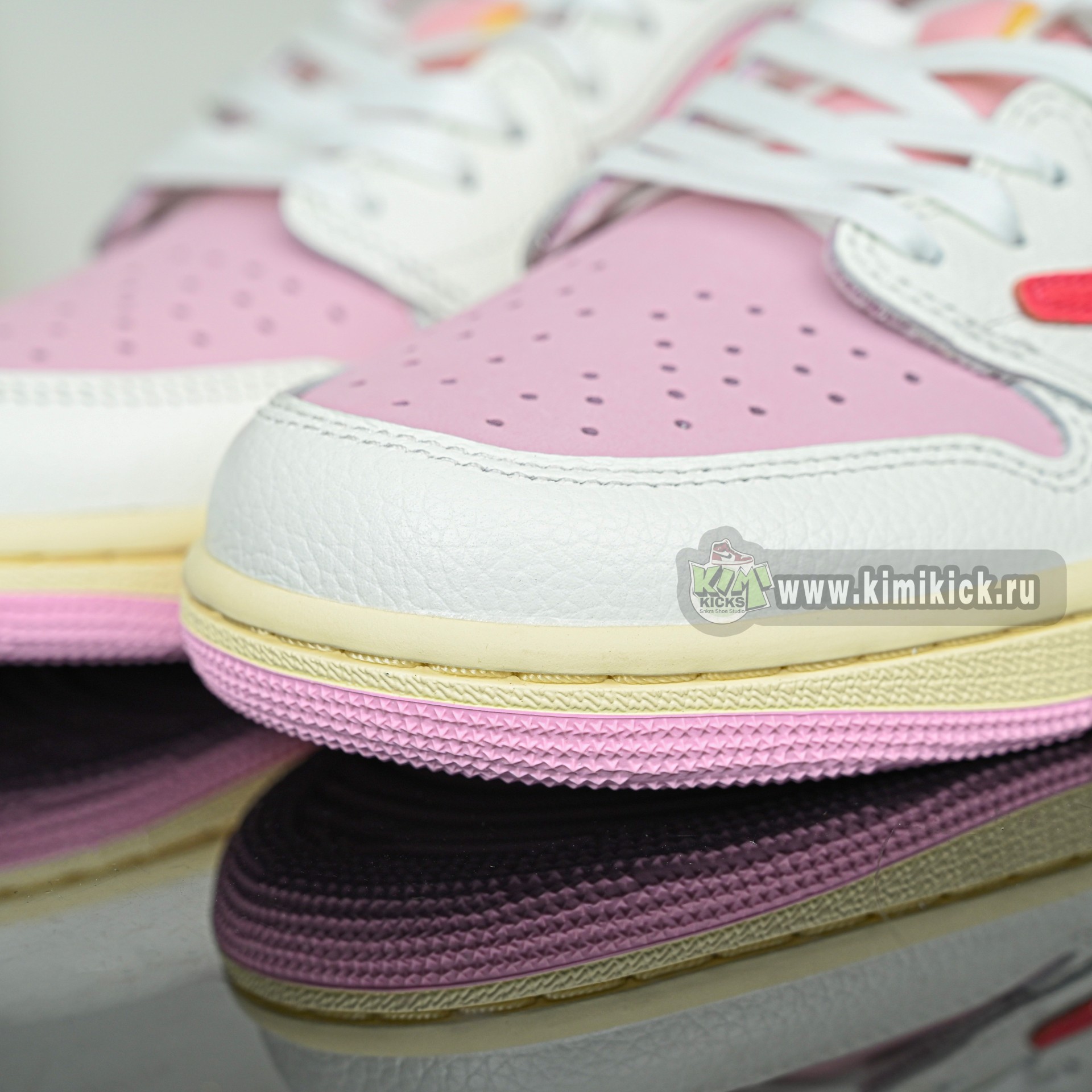 Travis Scott x  Air Jordan 1 Low OG IQ7604-101