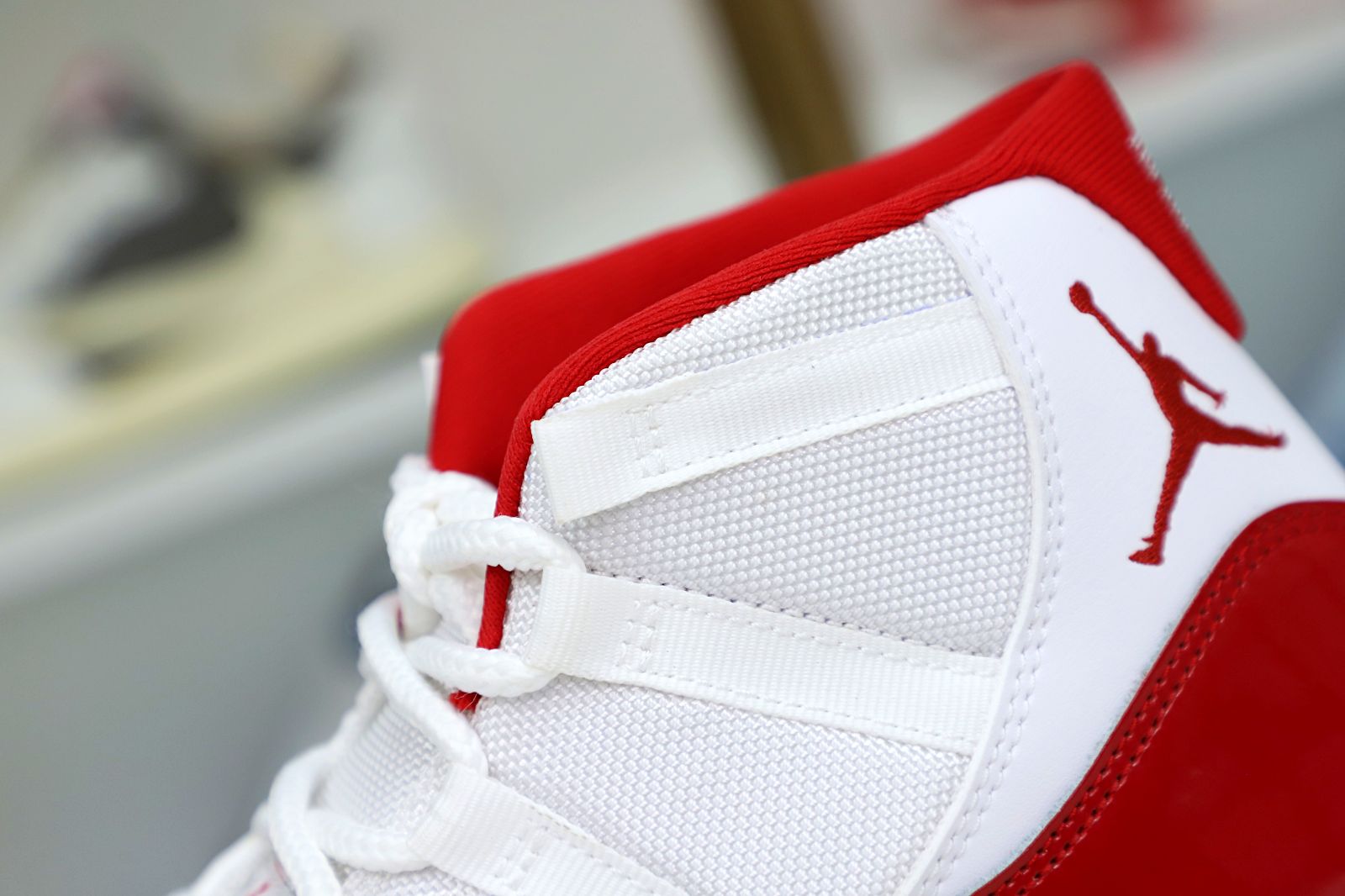 AIR JORDAN 11