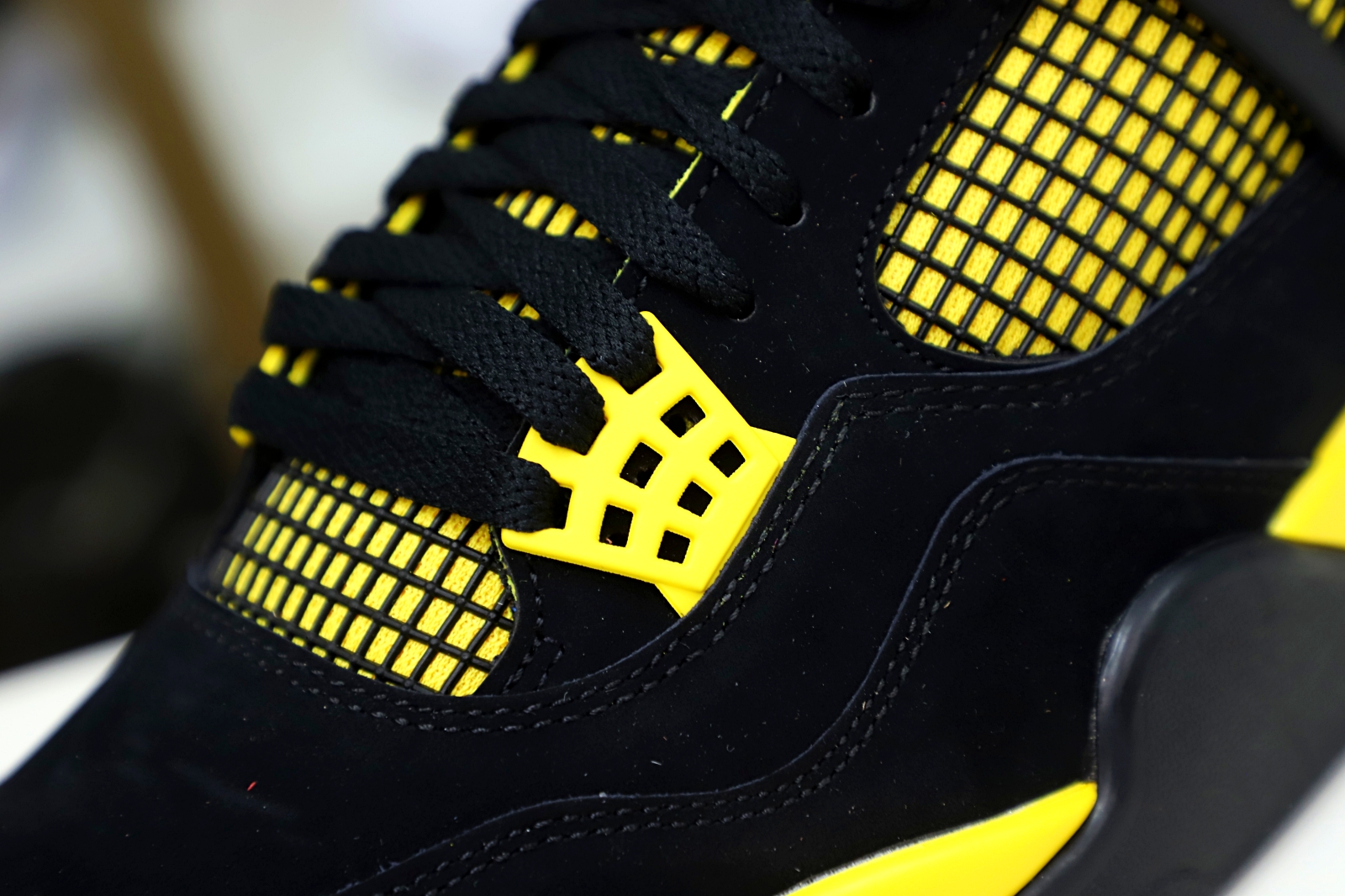 Air Jordan4 thunder  2023