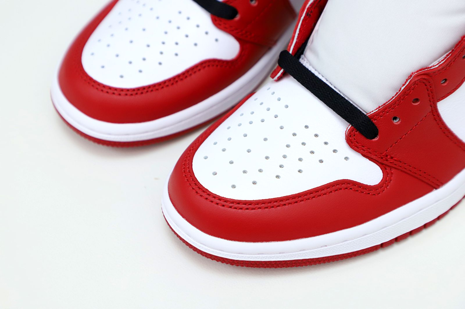 AIR JORDAN 1 RETRO HIGH OG 'CHICAGO' 2015