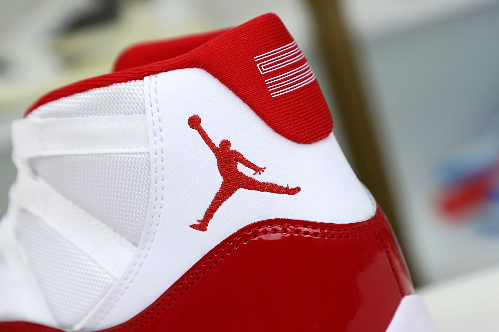 AIR JORDAN 11