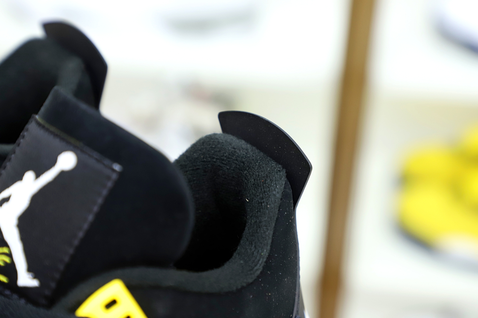 Air Jordan4 thunder  2023