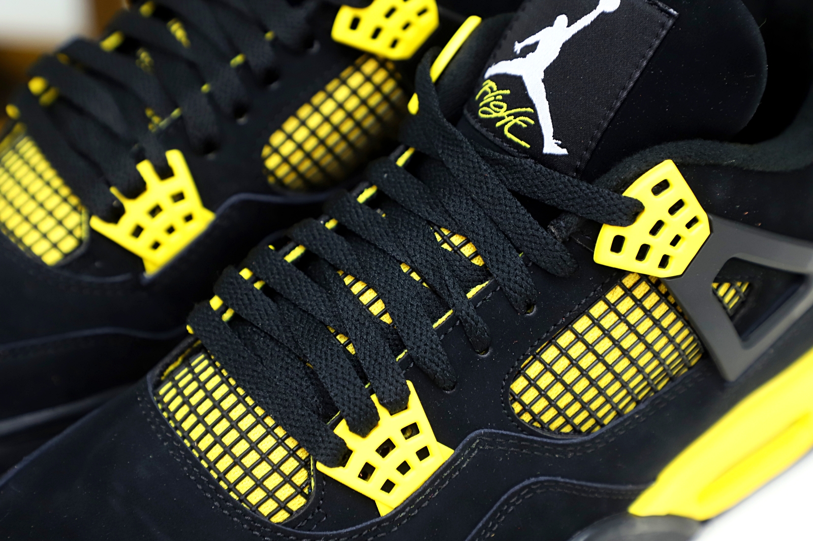 Air Jordan4 thunder  2023