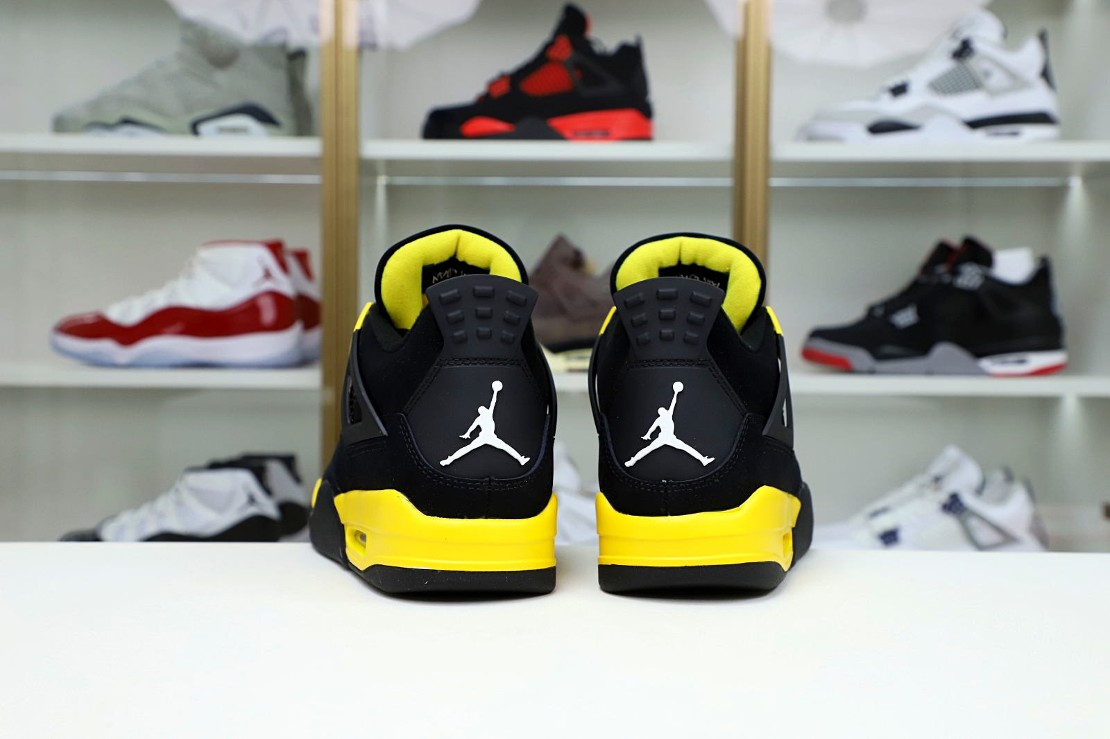 Air Jordan4 thunder  2023