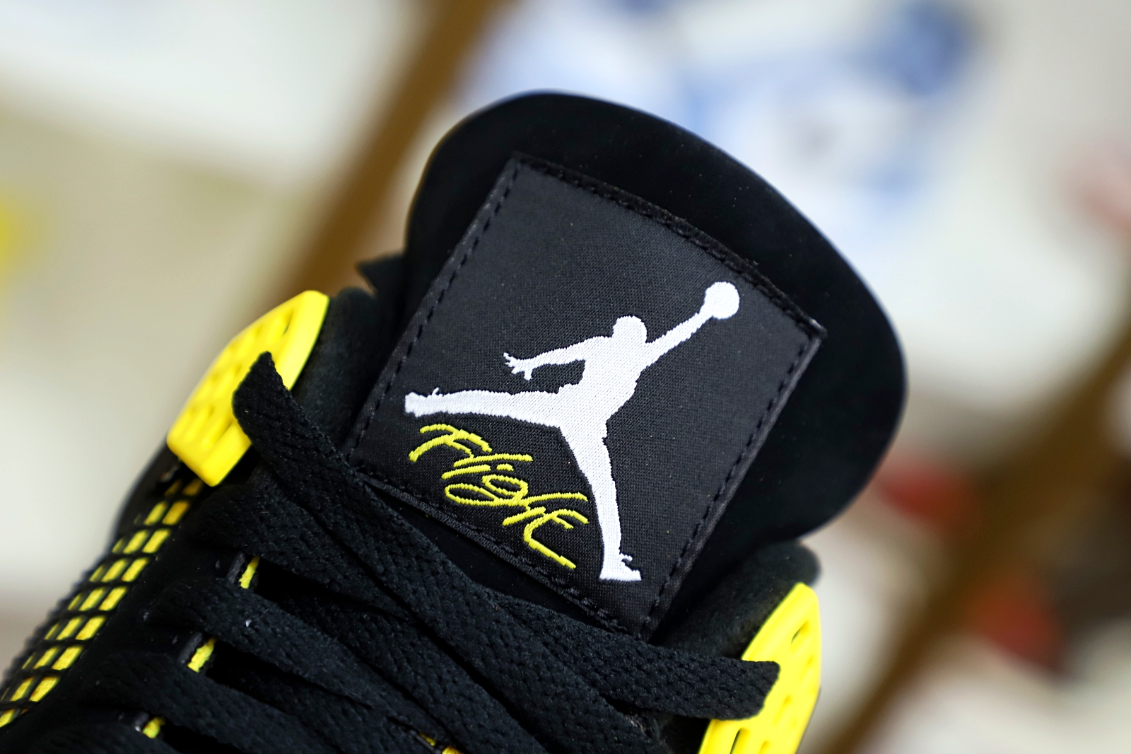 Air Jordan4 thunder  2023