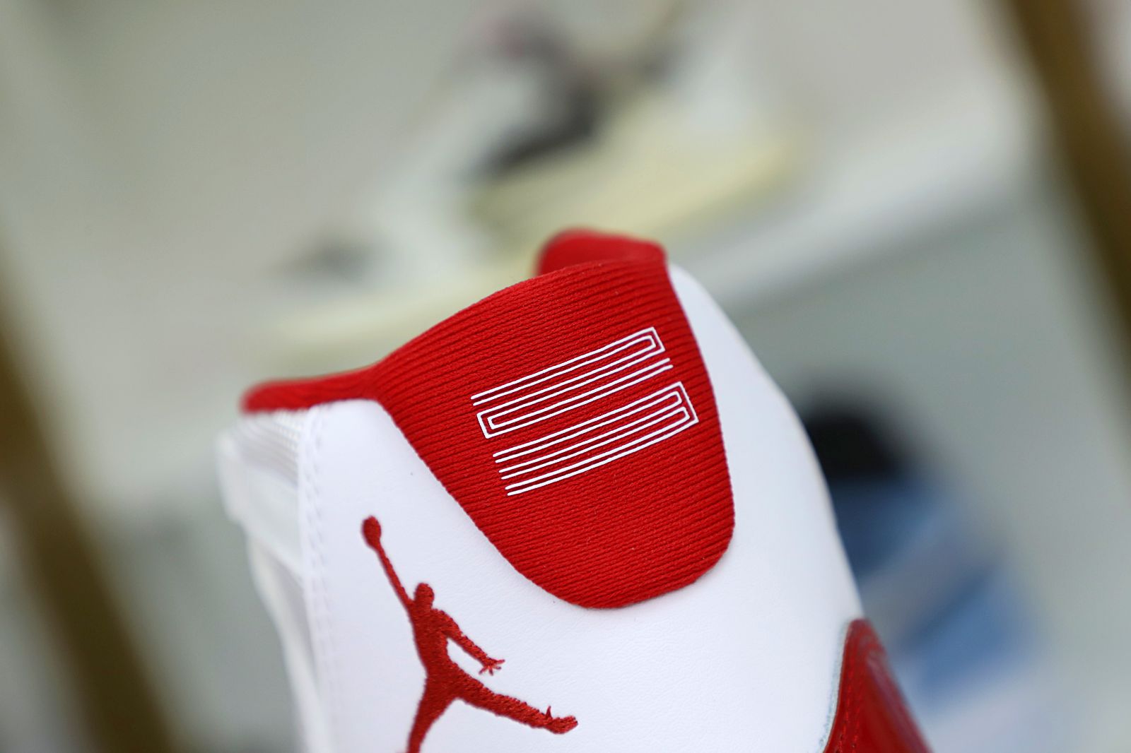 AIR JORDAN 11