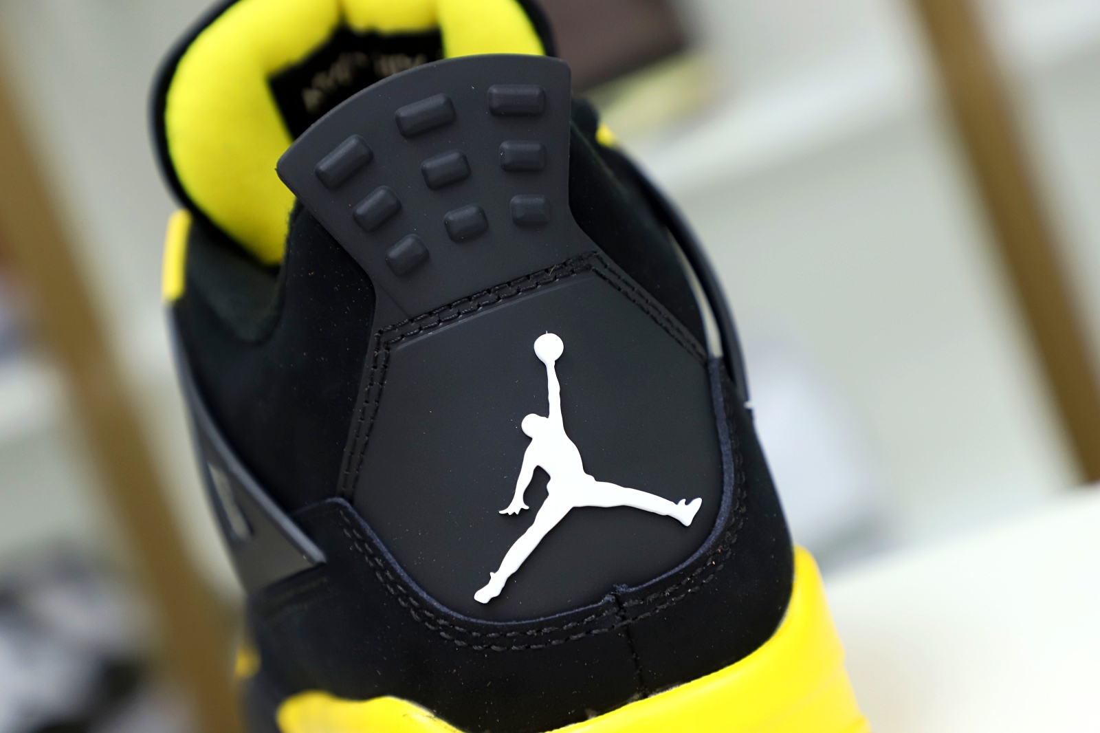 Air Jordan4 thunder  2023