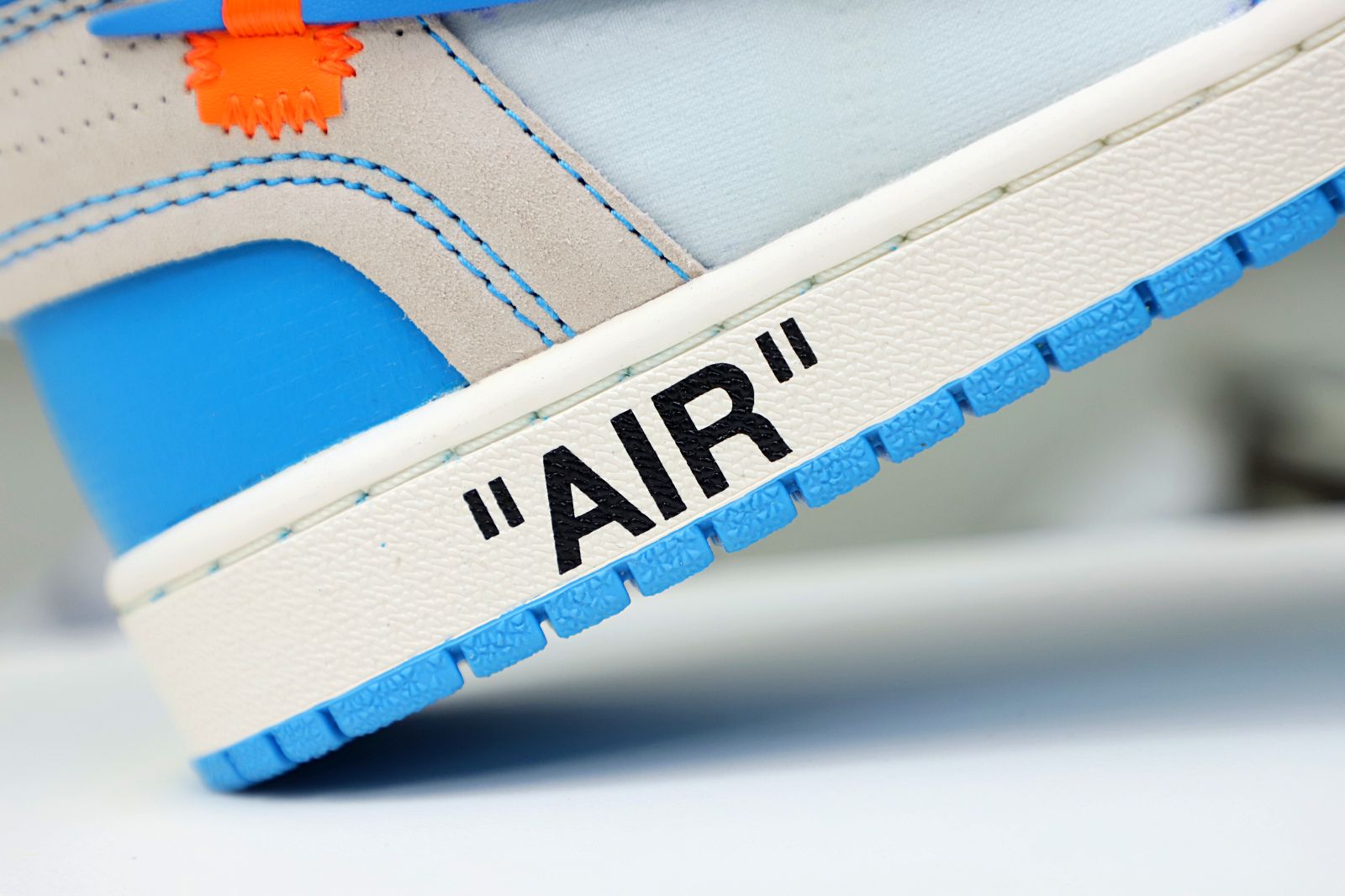 OFF-WHITE X AIR JORDAN 1 RETRO HIGH OG 'UNC'