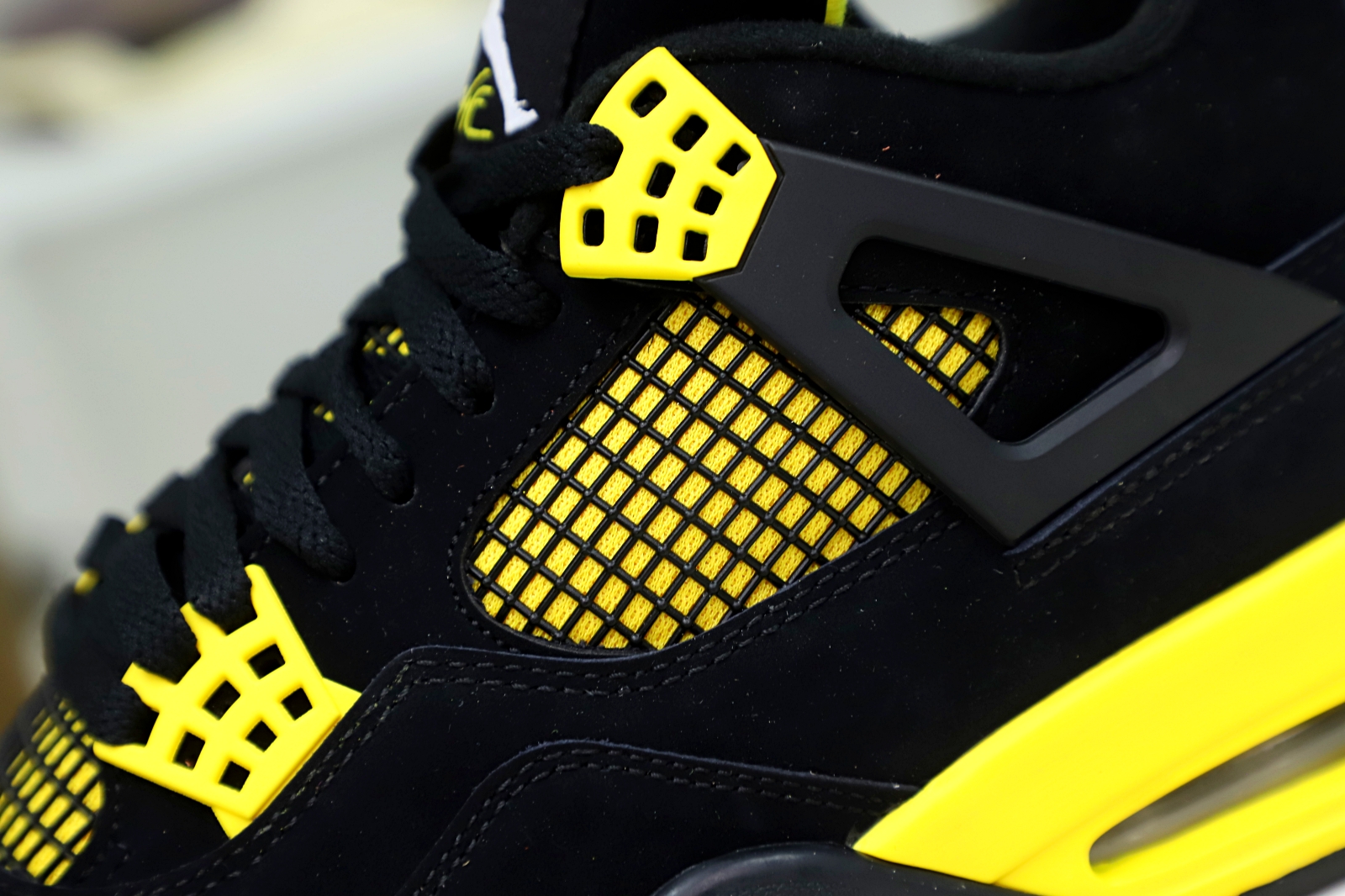 Air Jordan4 thunder  2023