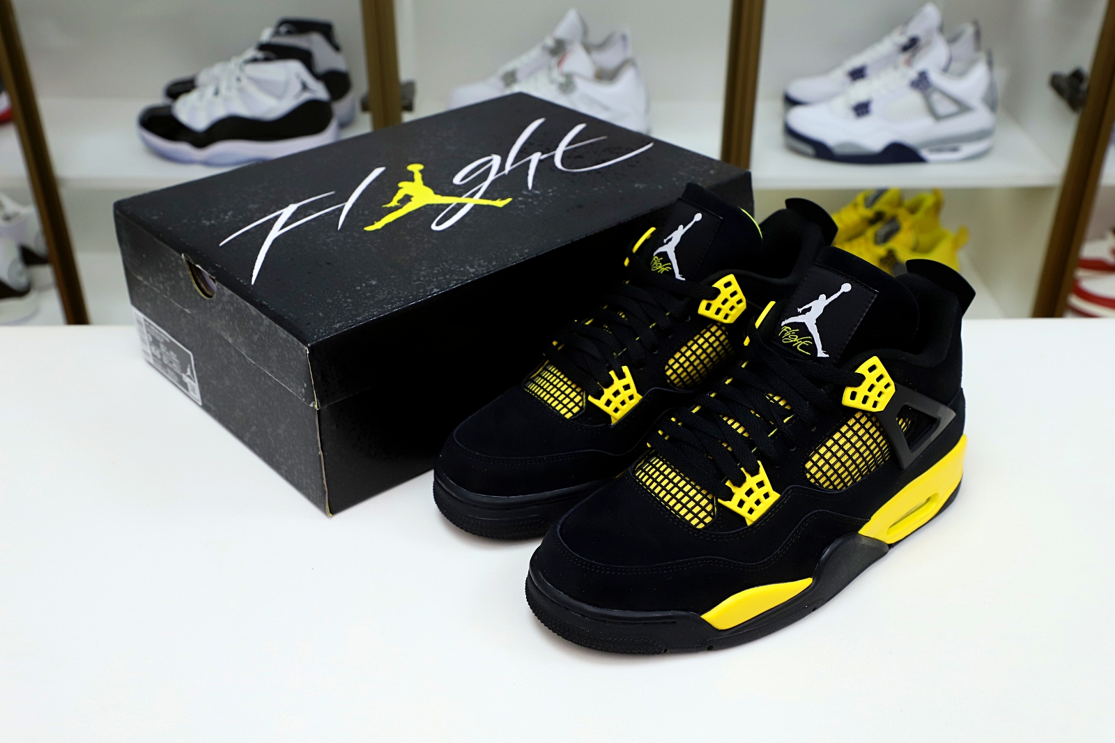 Air Jordan4 thunder  2023
