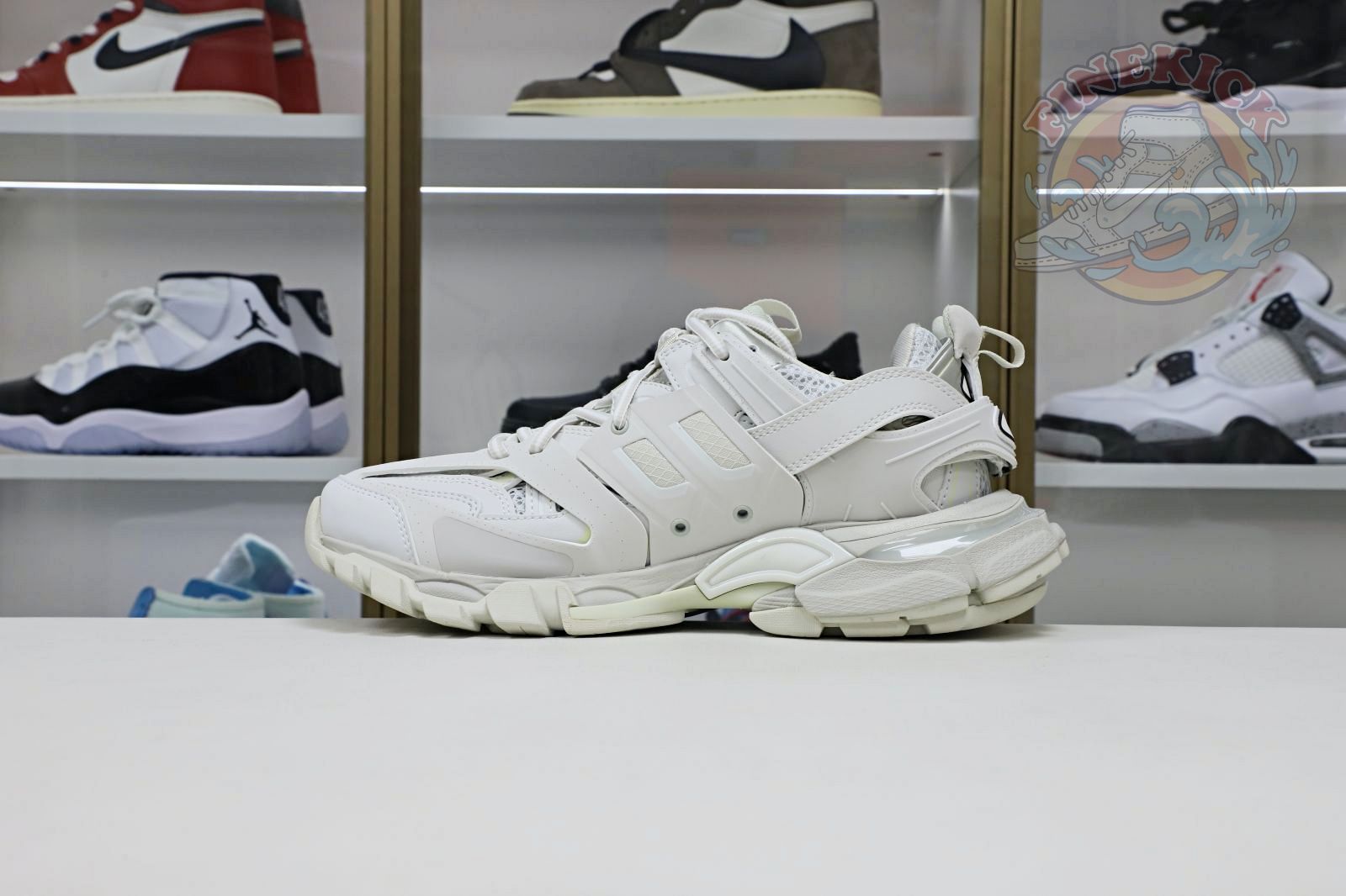 Balenciaga all sizes still in stock! Please contact customer service on iMessage/WhatsApp to purchase!