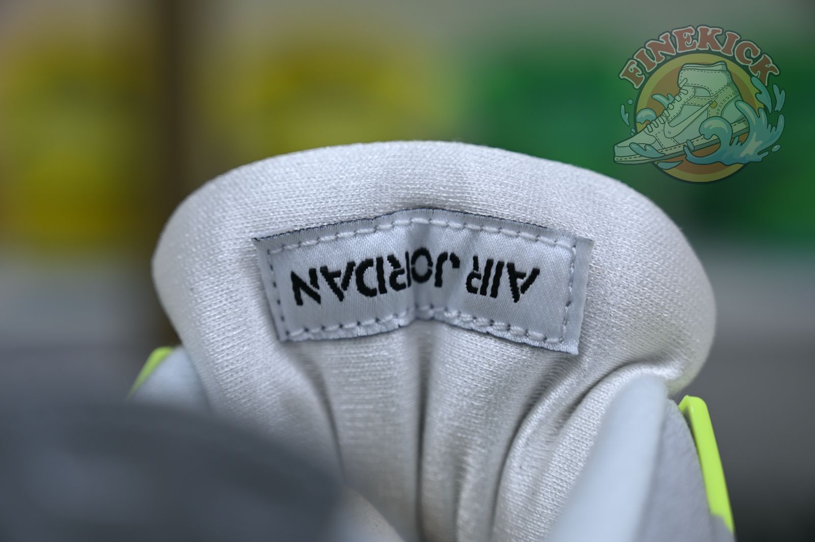 Air Jordan 4 retro se'95neon