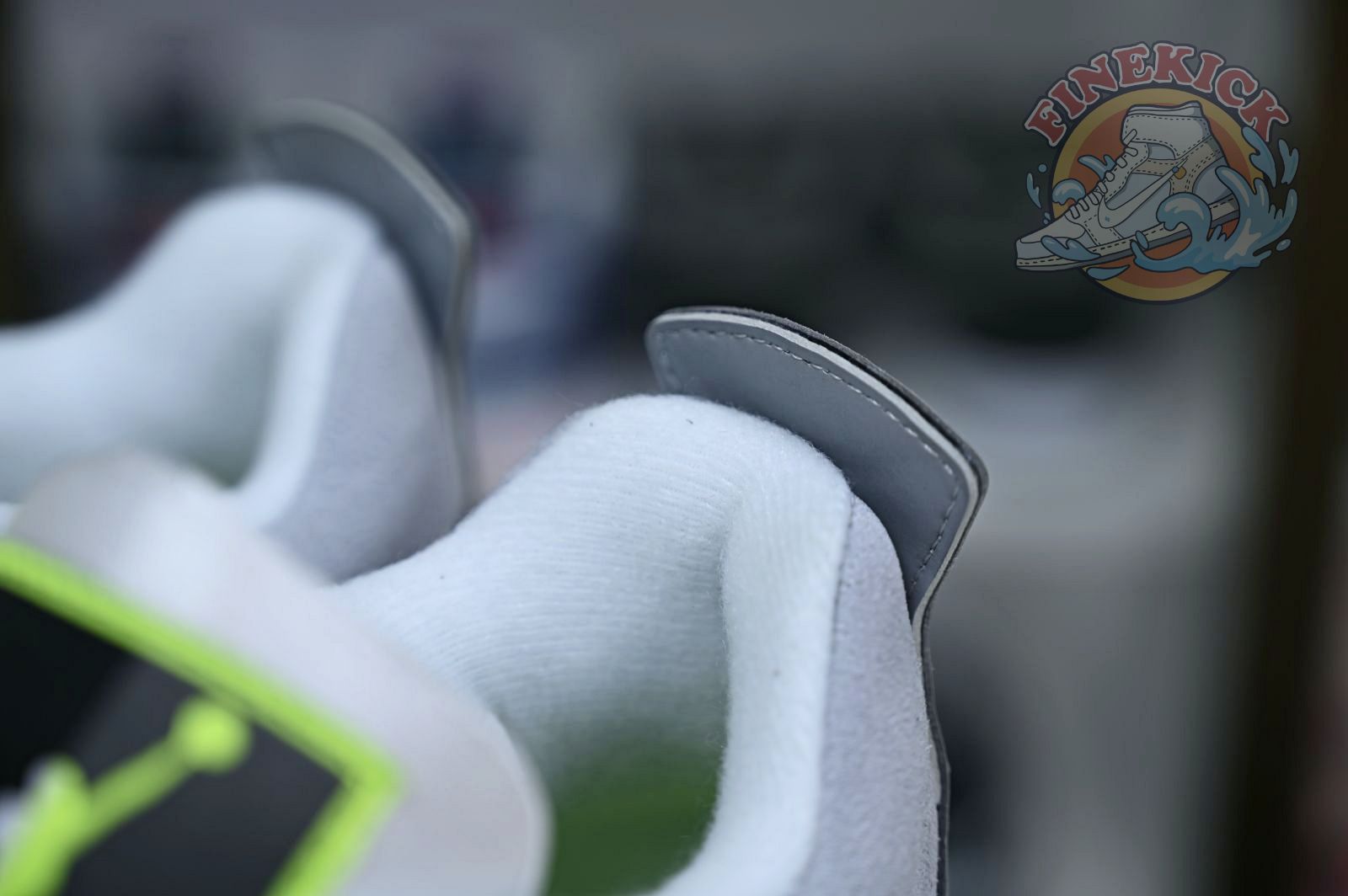 Air Jordan 4 retro se'95neon