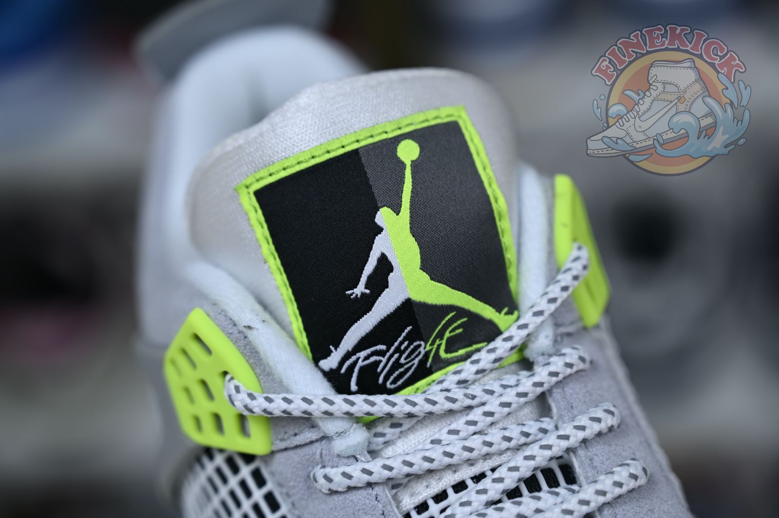 Air Jordan 4 retro se'95neon