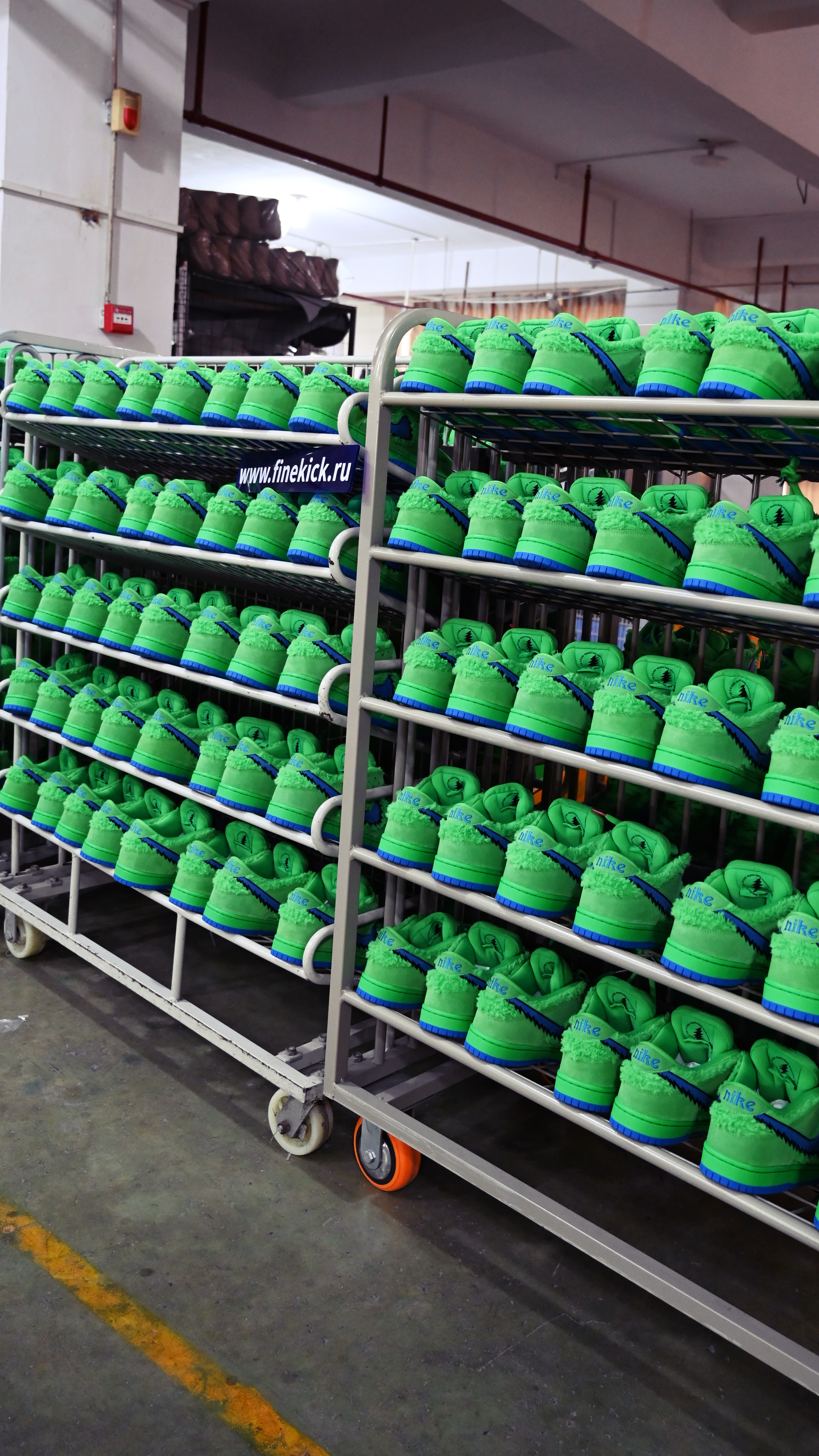 Sneakershoes of this quality are defined by me as “No different Version”