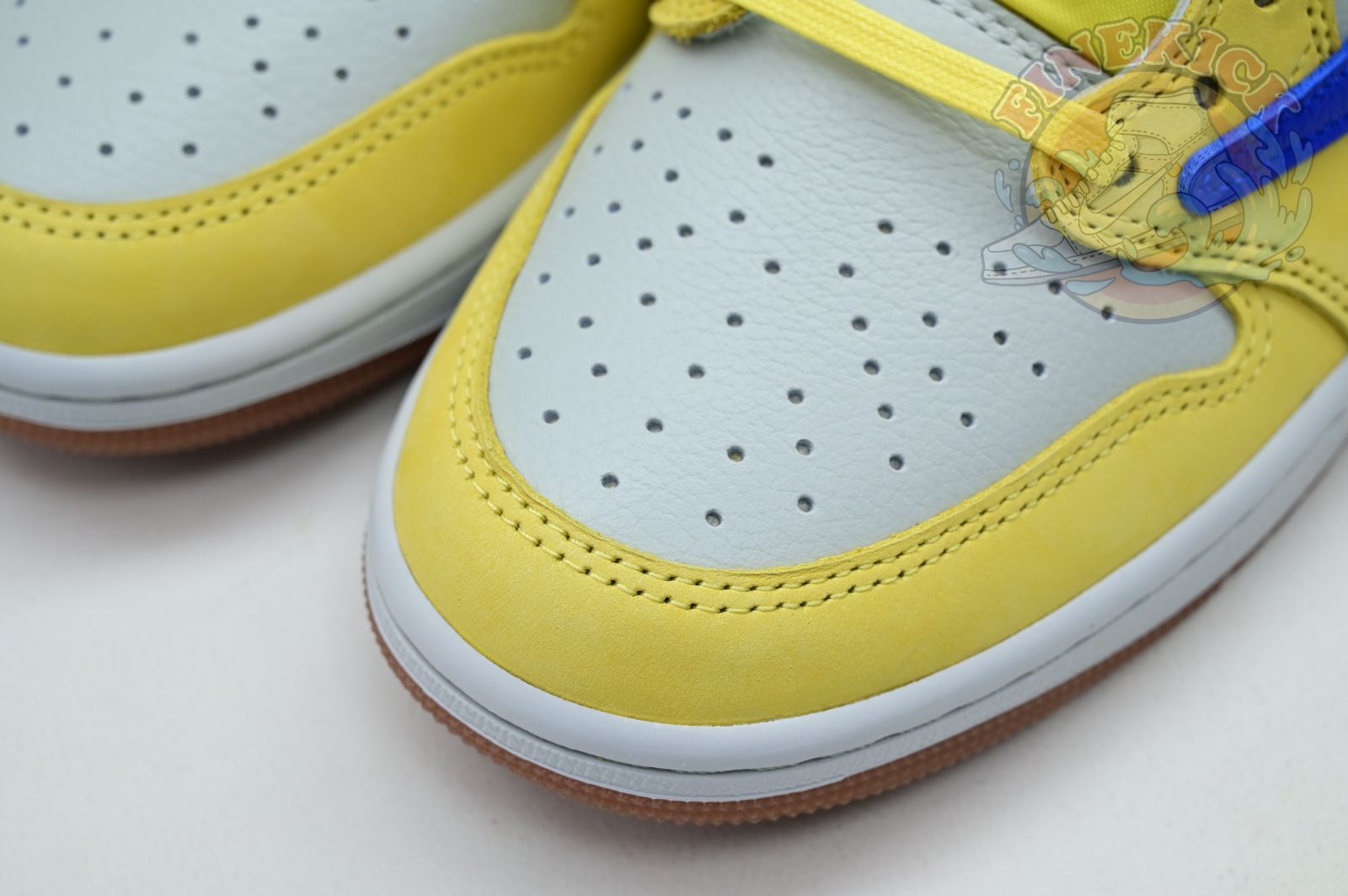 Travis Scott x Air Jordan 1Low Canary