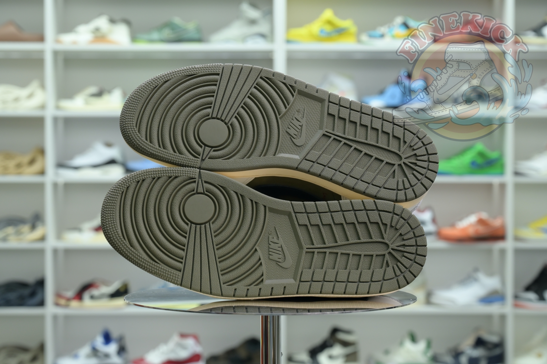 Travis Scott x Air Jordan 1 Low OG “Medium Olive”