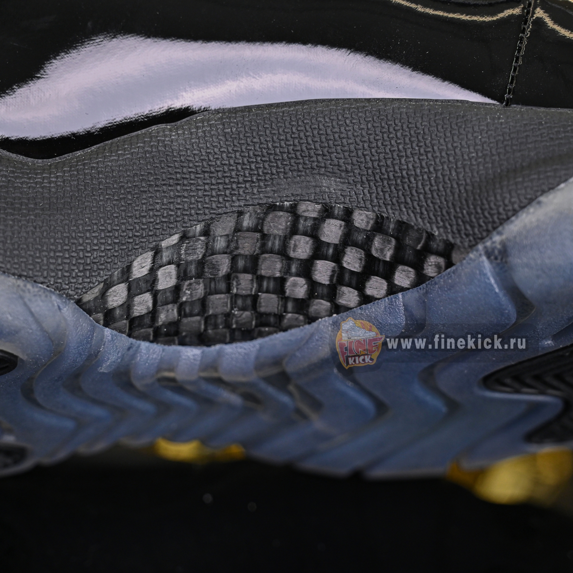 Air Jordan 11 retro cap and gown  378037-005