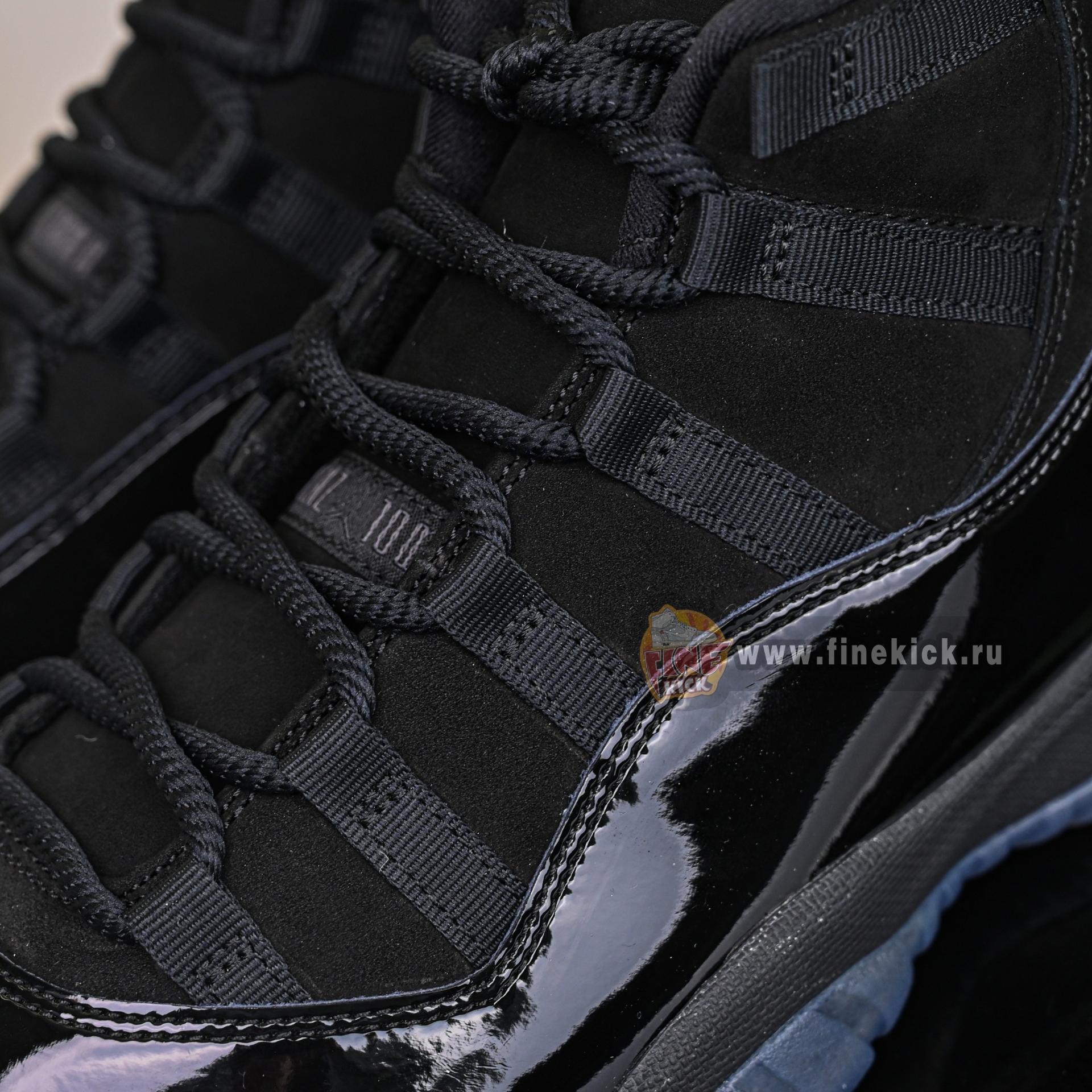 Air Jordan 11 retro cap and gown  378037-005