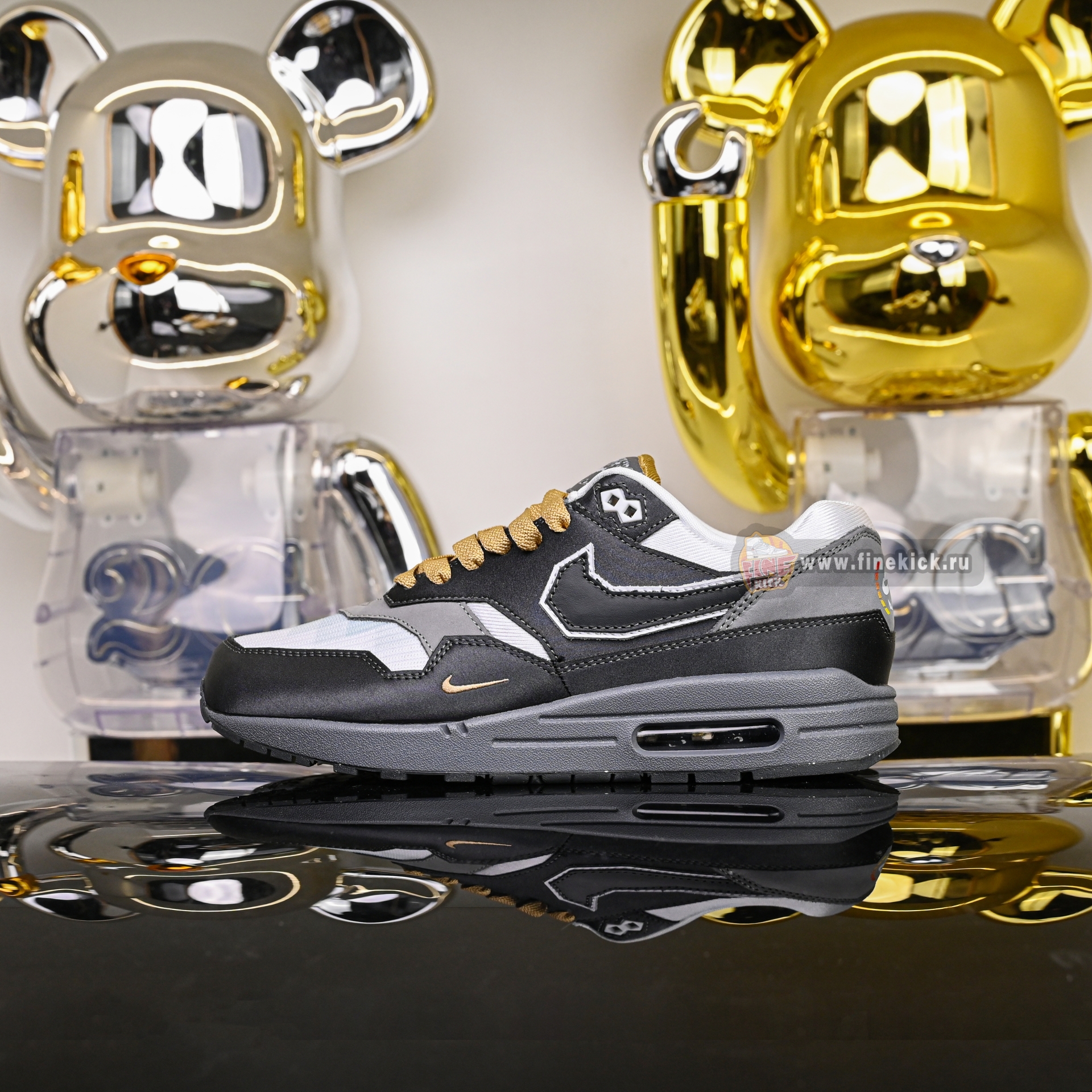 SWOOSH x Nike Air Max 1