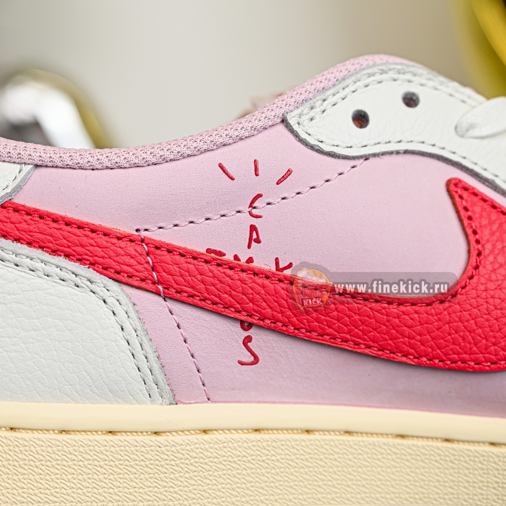 Travis Scott x  Air Jordan 1 Low OG IQ7604-101