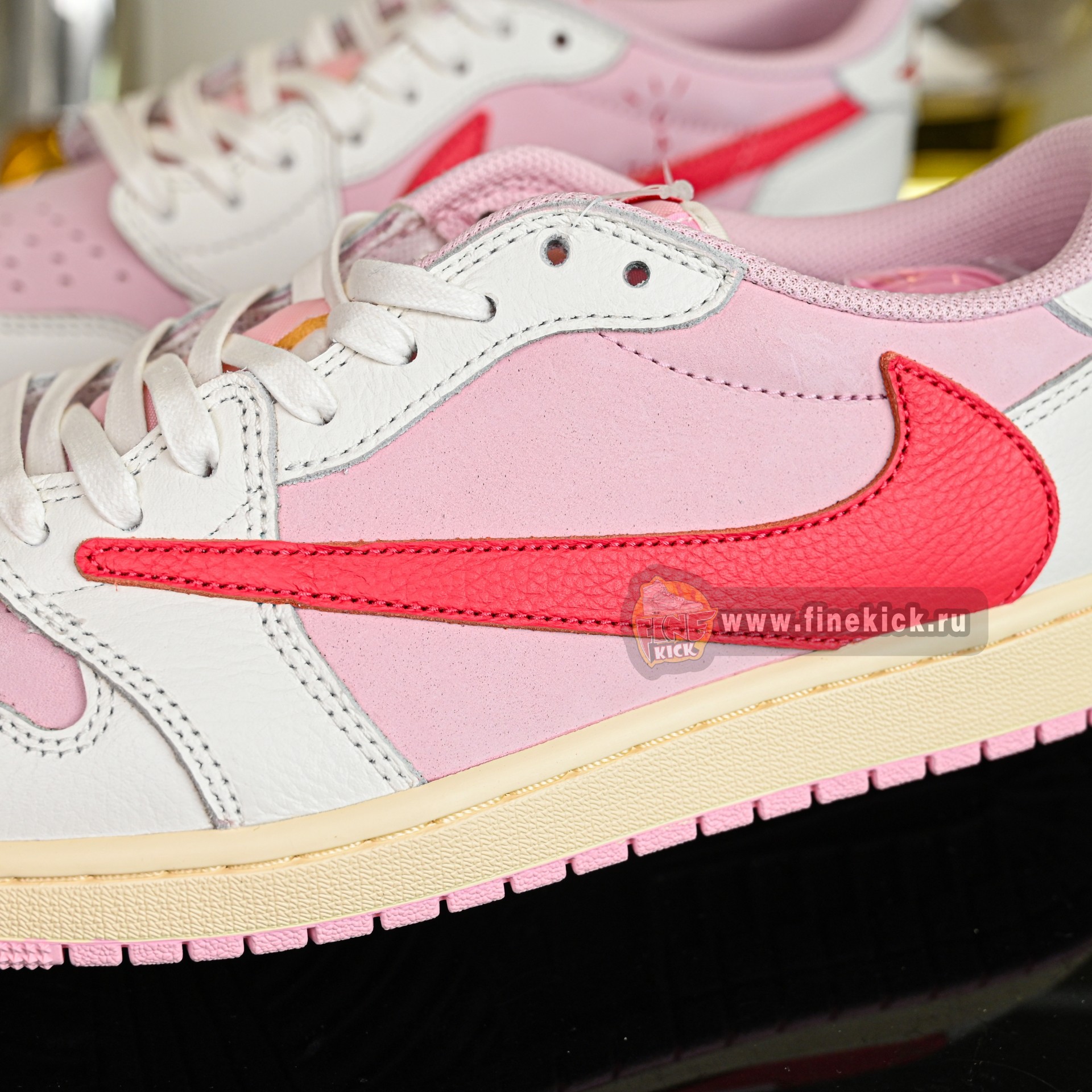 Travis Scott x  Air Jordan 1 Low OG IQ7604-101