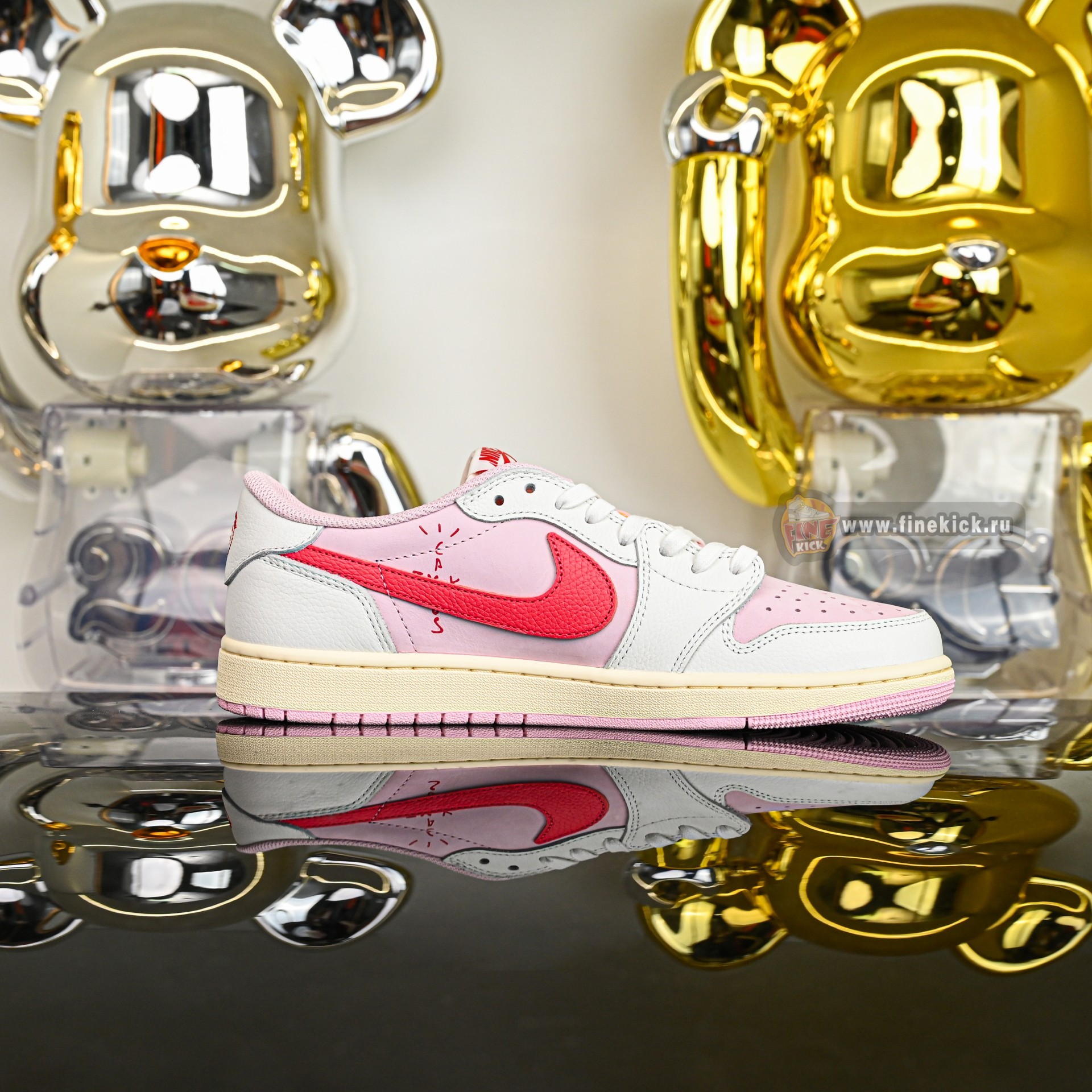 Travis Scott x  Air Jordan 1 Low OG IQ7604-101