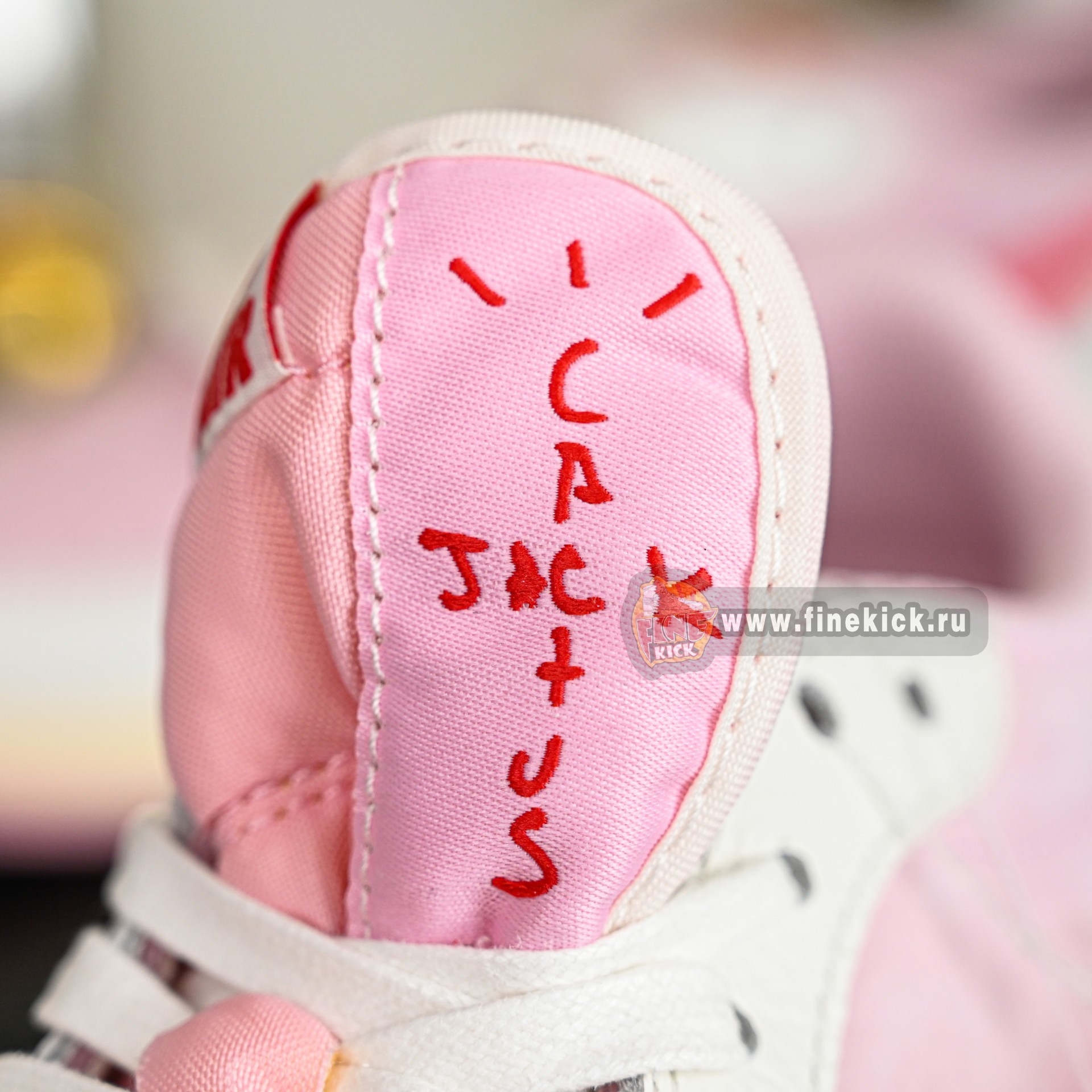 Travis Scott x  Air Jordan 1 Low OG IQ7604-101