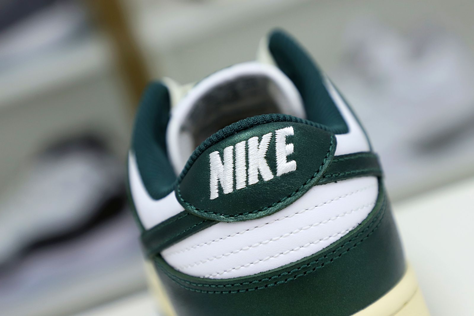 NIKE WMNS DUNK LOW 'VINTAGE GREEN'