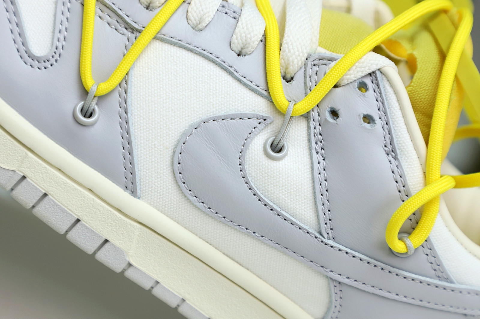 Off-White x Nike Dunk Low 